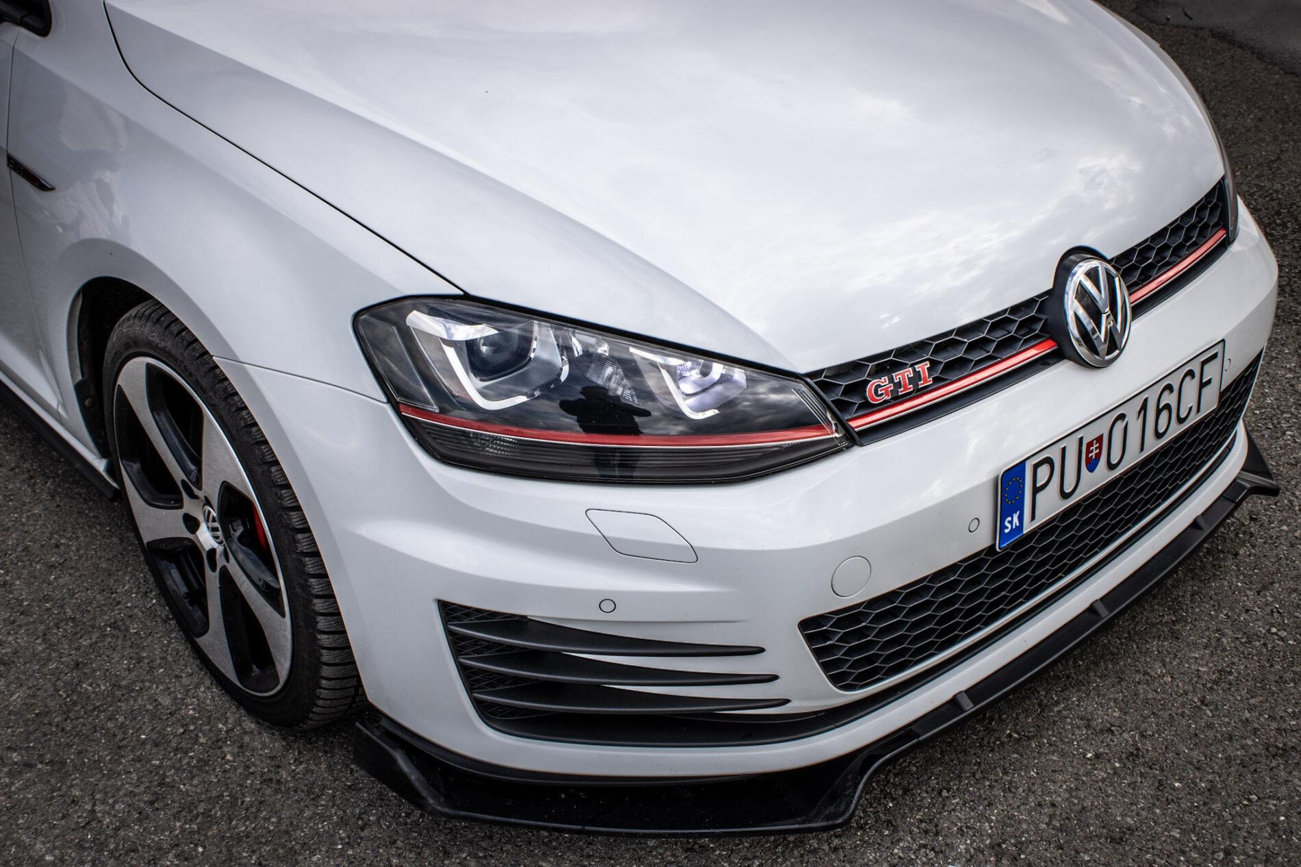 2016 Volkswagen Golf GTI, bílá hatchback, 120 335 km