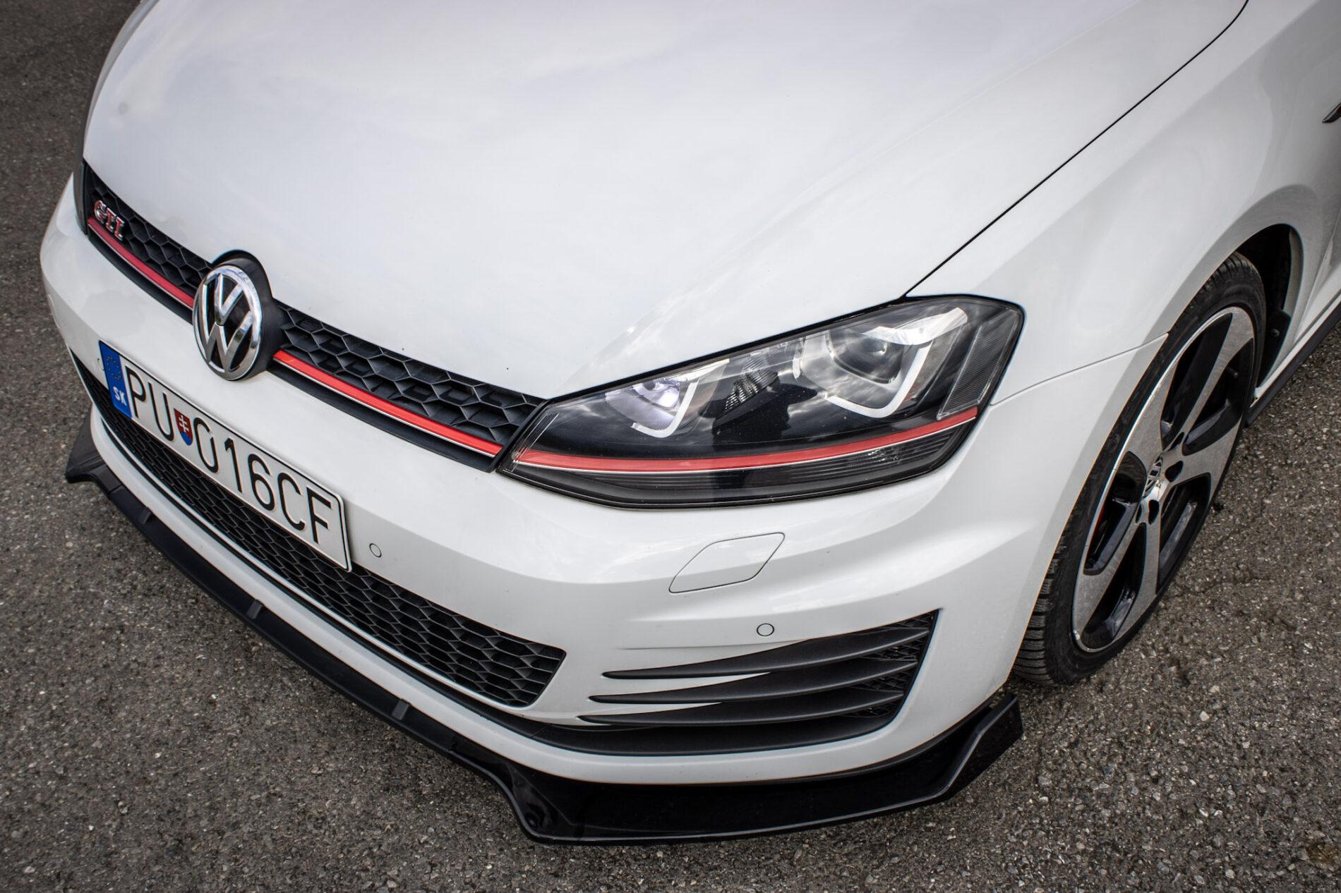 2016 Volkswagen Golf GTI, bílá hatchback, 120 335 km