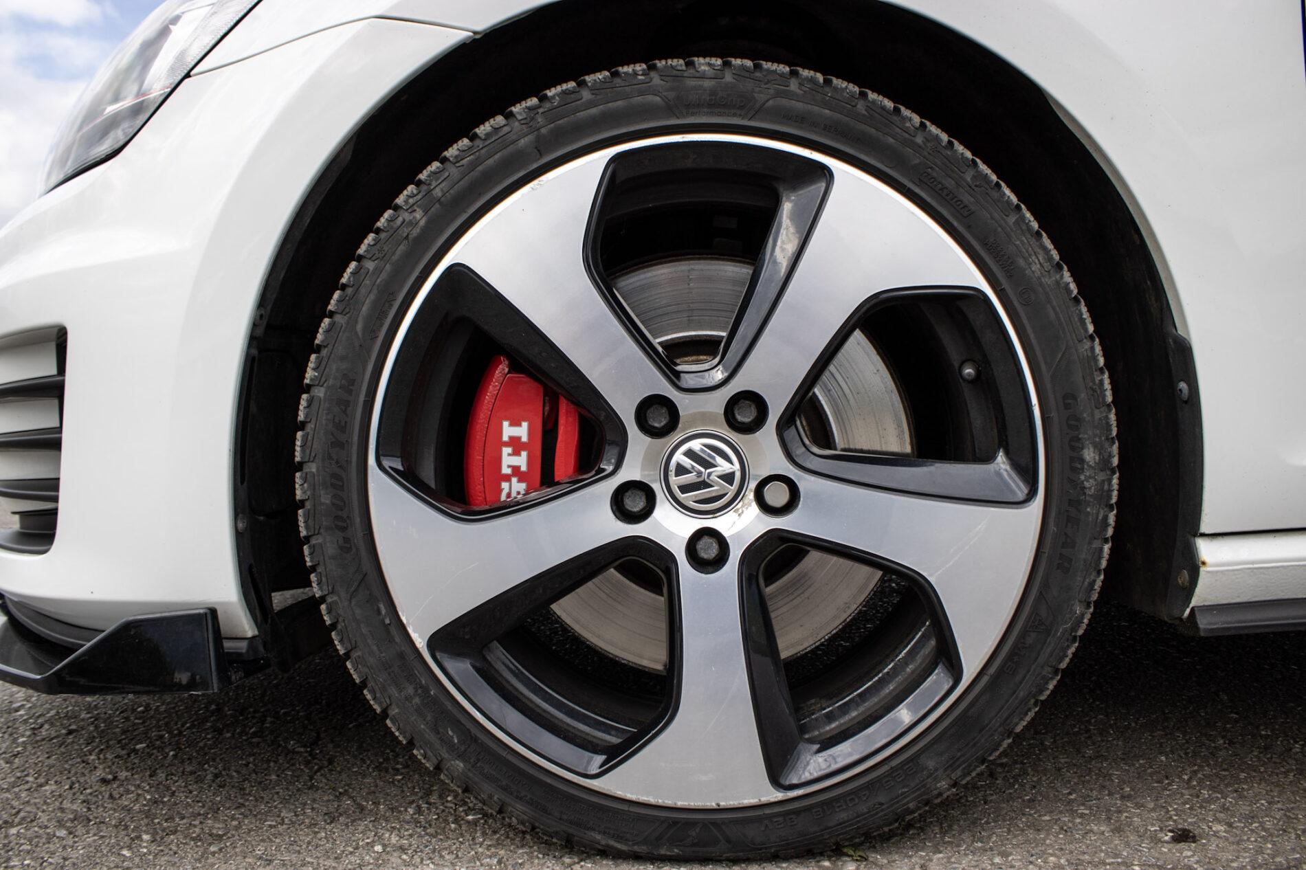 2016 Volkswagen Golf GTI, bílá hatchback, 120 335 km