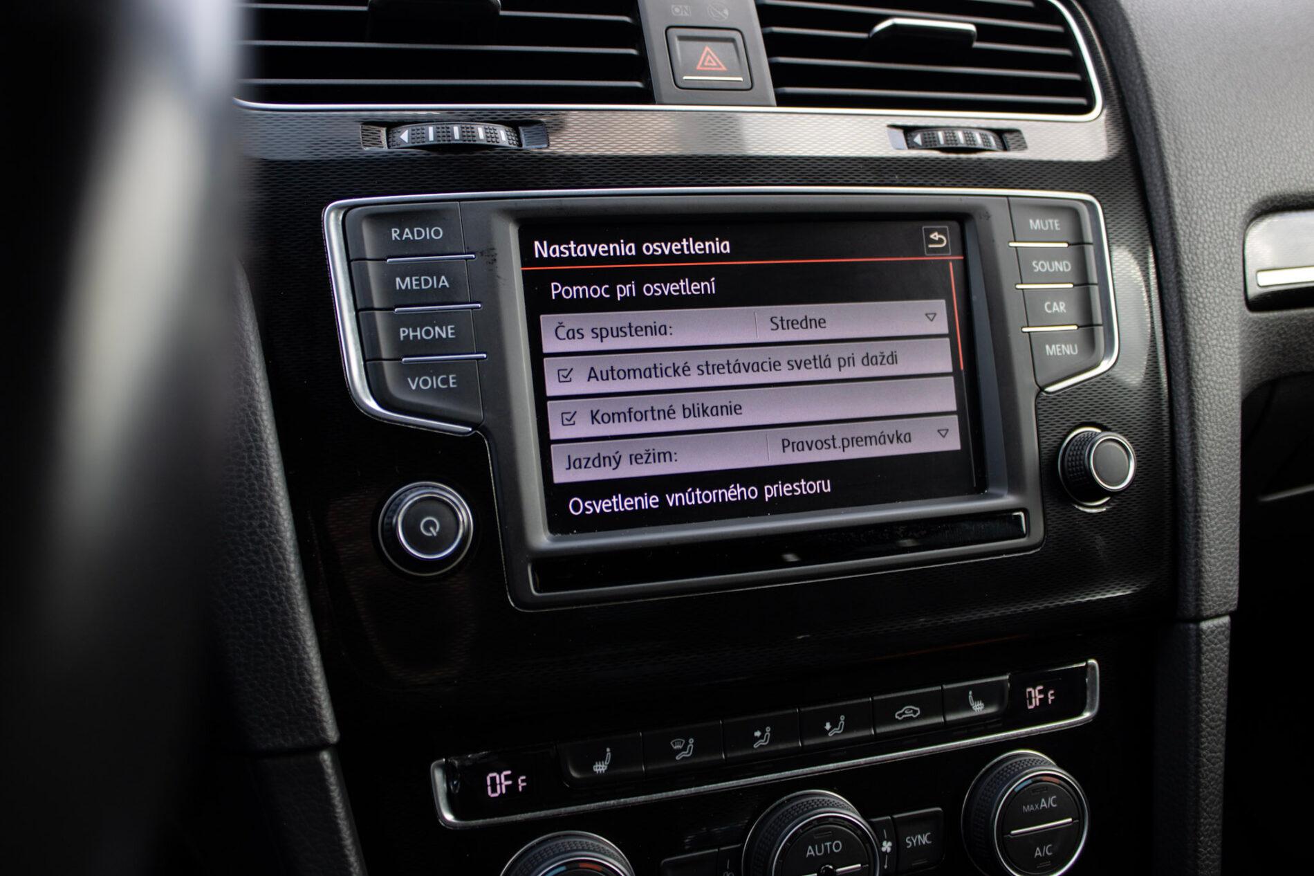 2016 Volkswagen Golf GTI, bílá hatchback, 120 335 km