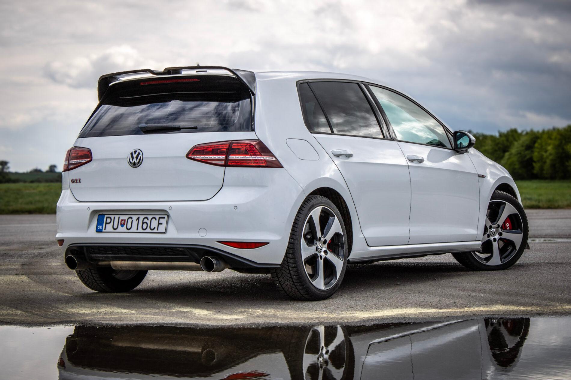 2016 Volkswagen Golf GTI, bílá hatchback, 120 335 km