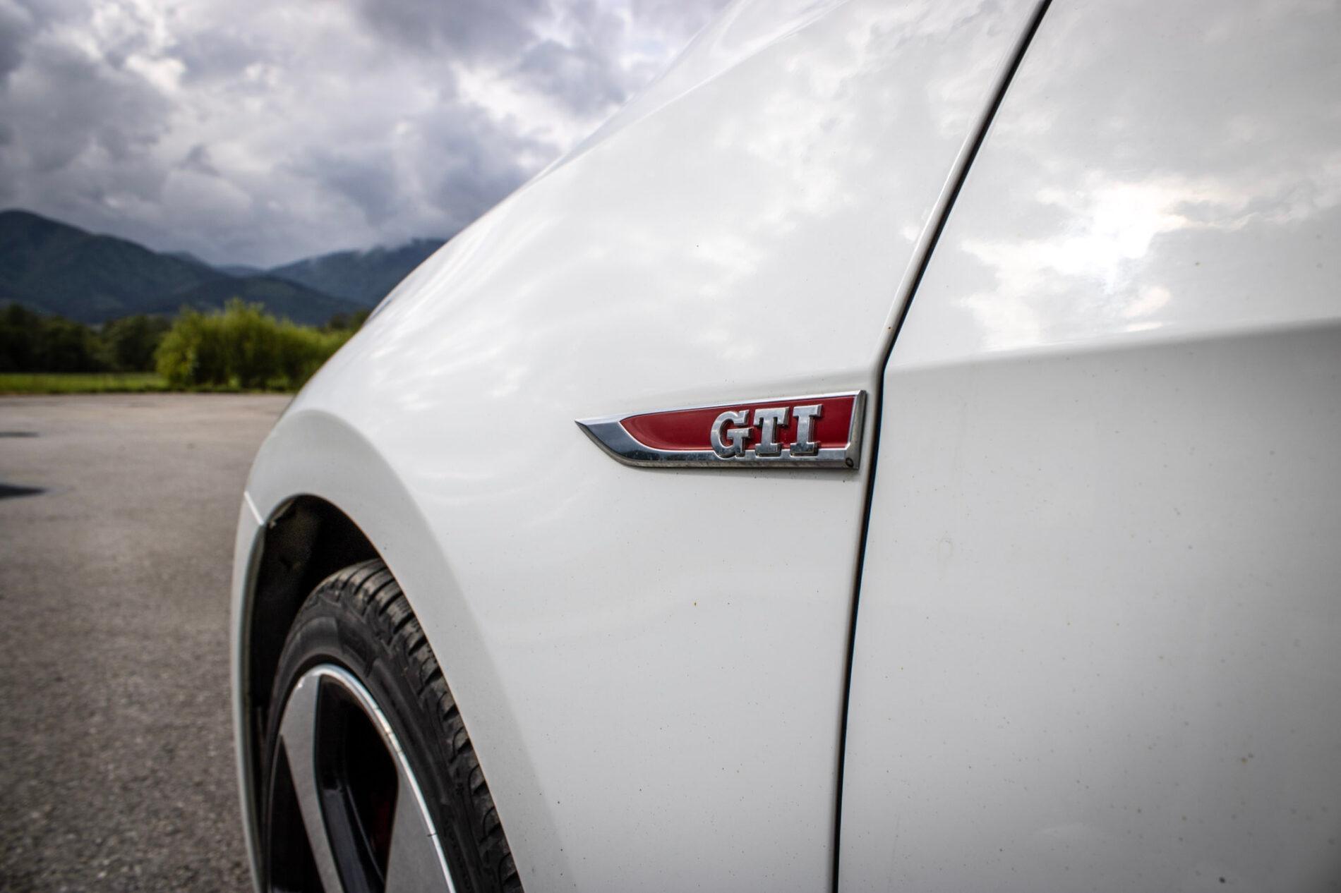 2016 Volkswagen Golf GTI, bílá hatchback, 120 335 km