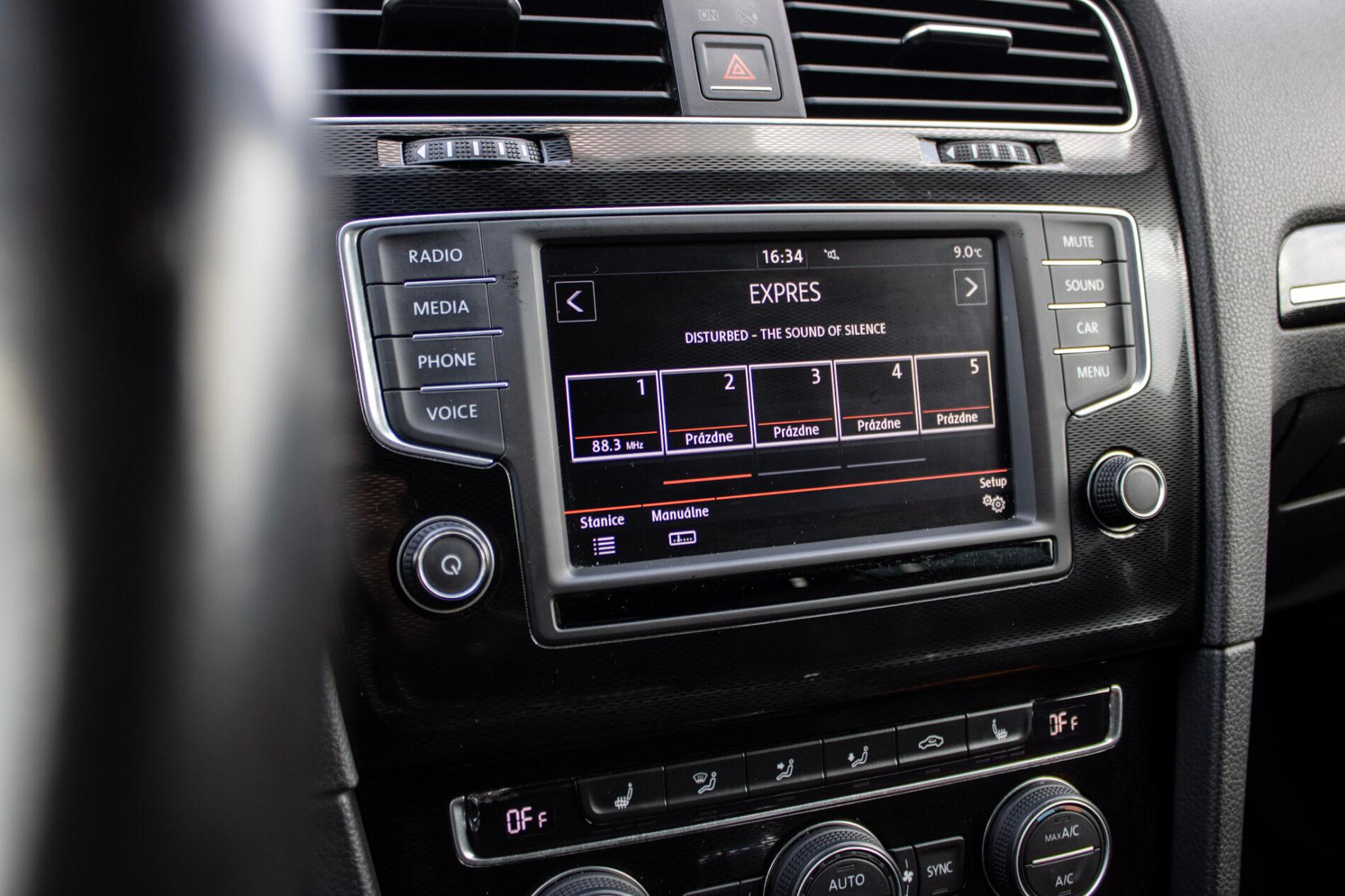 2016 Volkswagen Golf GTI, bílá hatchback, 120 335 km