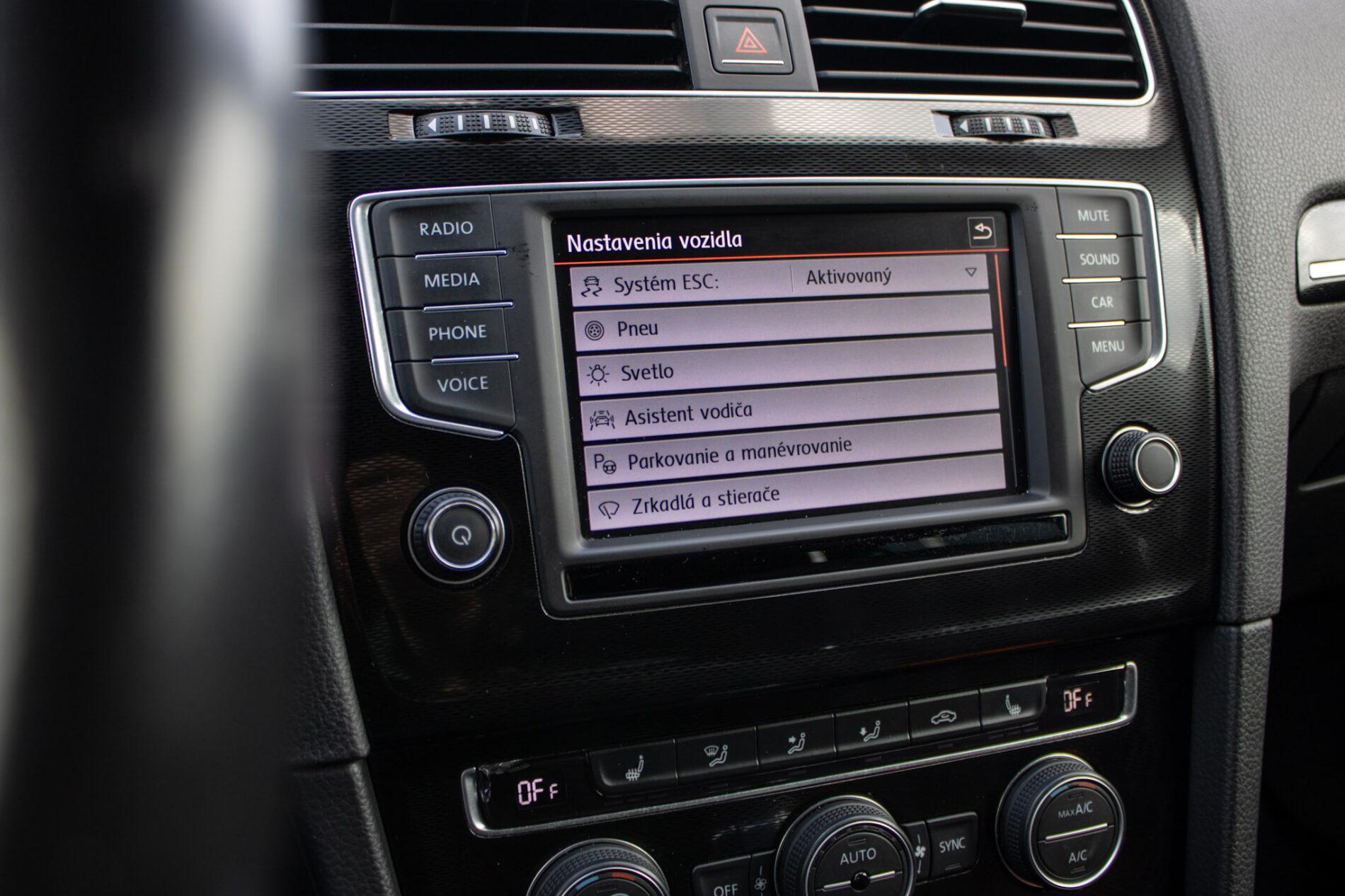 2016 Volkswagen Golf GTI, bílá hatchback, 120 335 km
