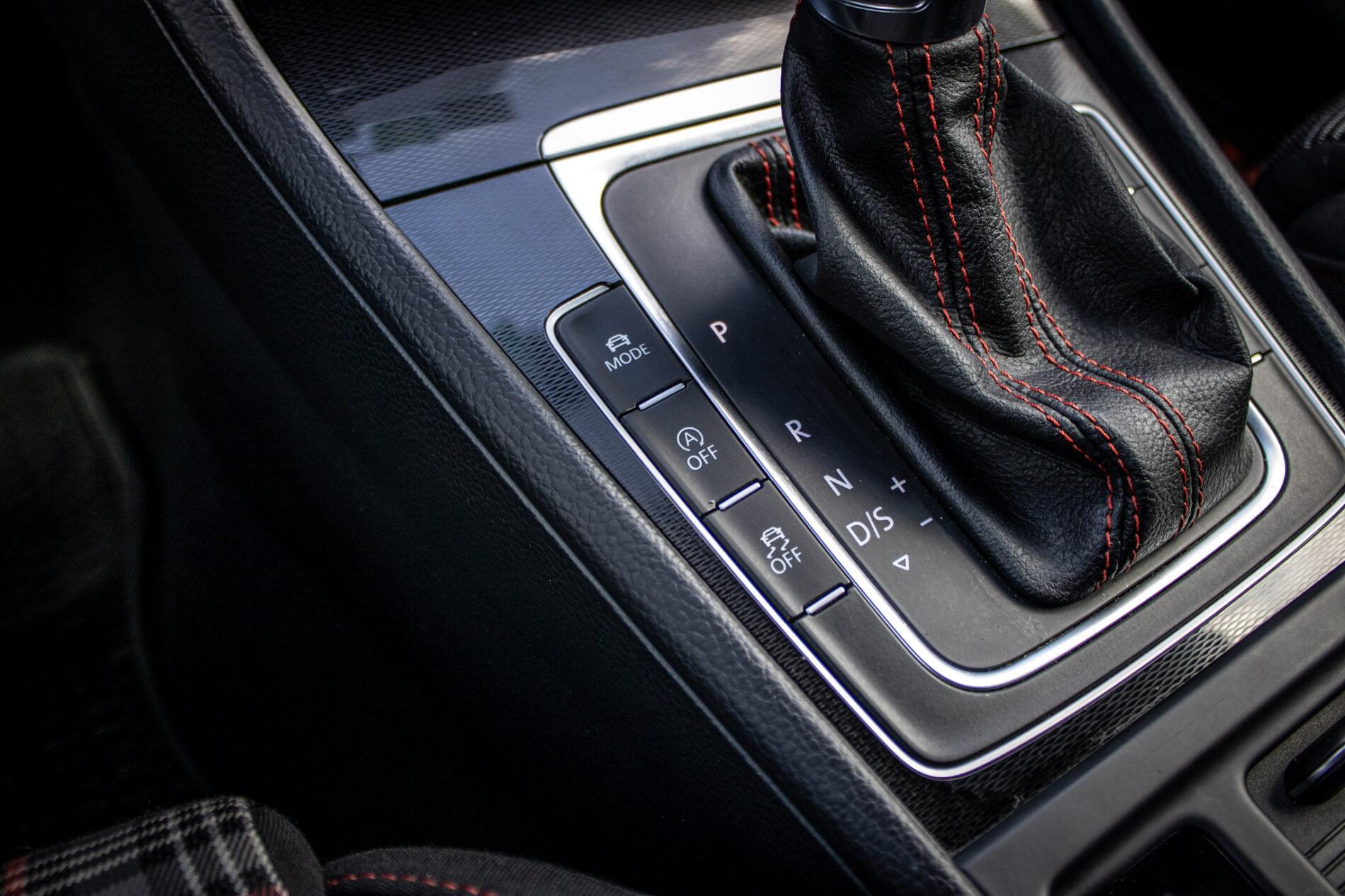 2016 Volkswagen Golf GTI, bílá hatchback, 120 335 km