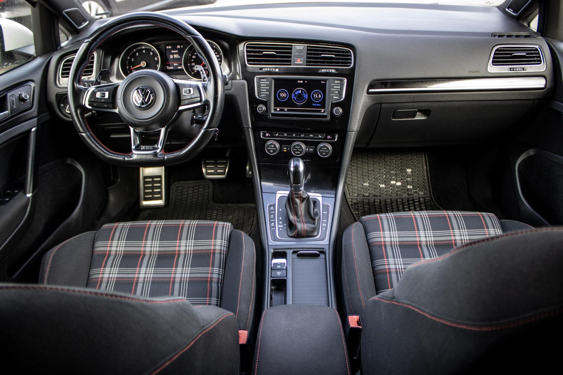 2016 Volkswagen Golf GTI, bílá hatchback, 120 335 km