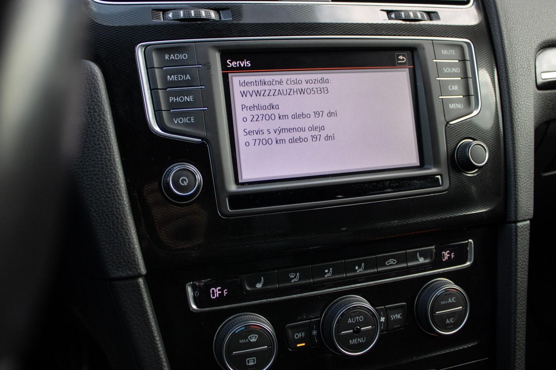 2016 Volkswagen Golf GTI, bílá hatchback, 120 335 km