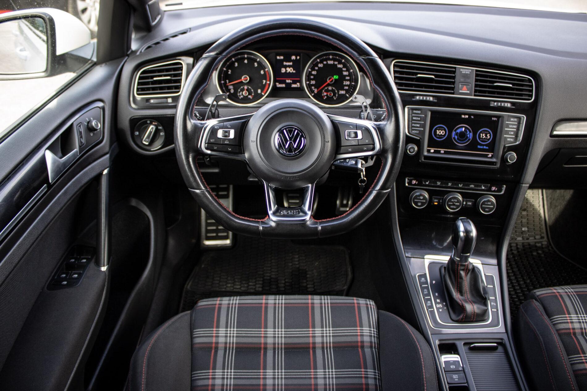 2016 Volkswagen Golf GTI, bílá hatchback, 120 335 km