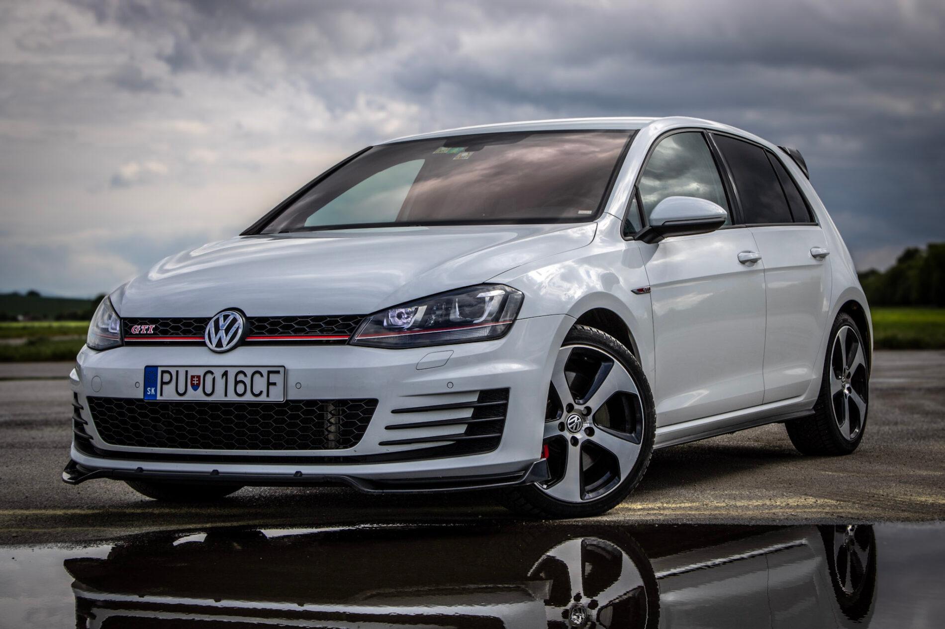 2016 Volkswagen Golf GTI, bílá hatchback, 120 335 km