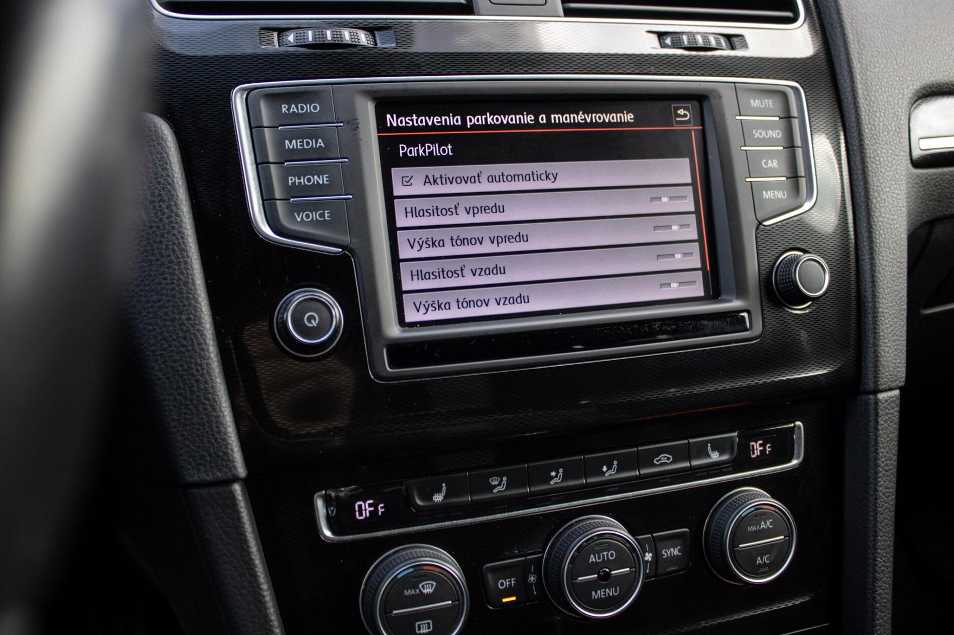 2016 Volkswagen Golf GTI, bílá hatchback, 120 335 km
