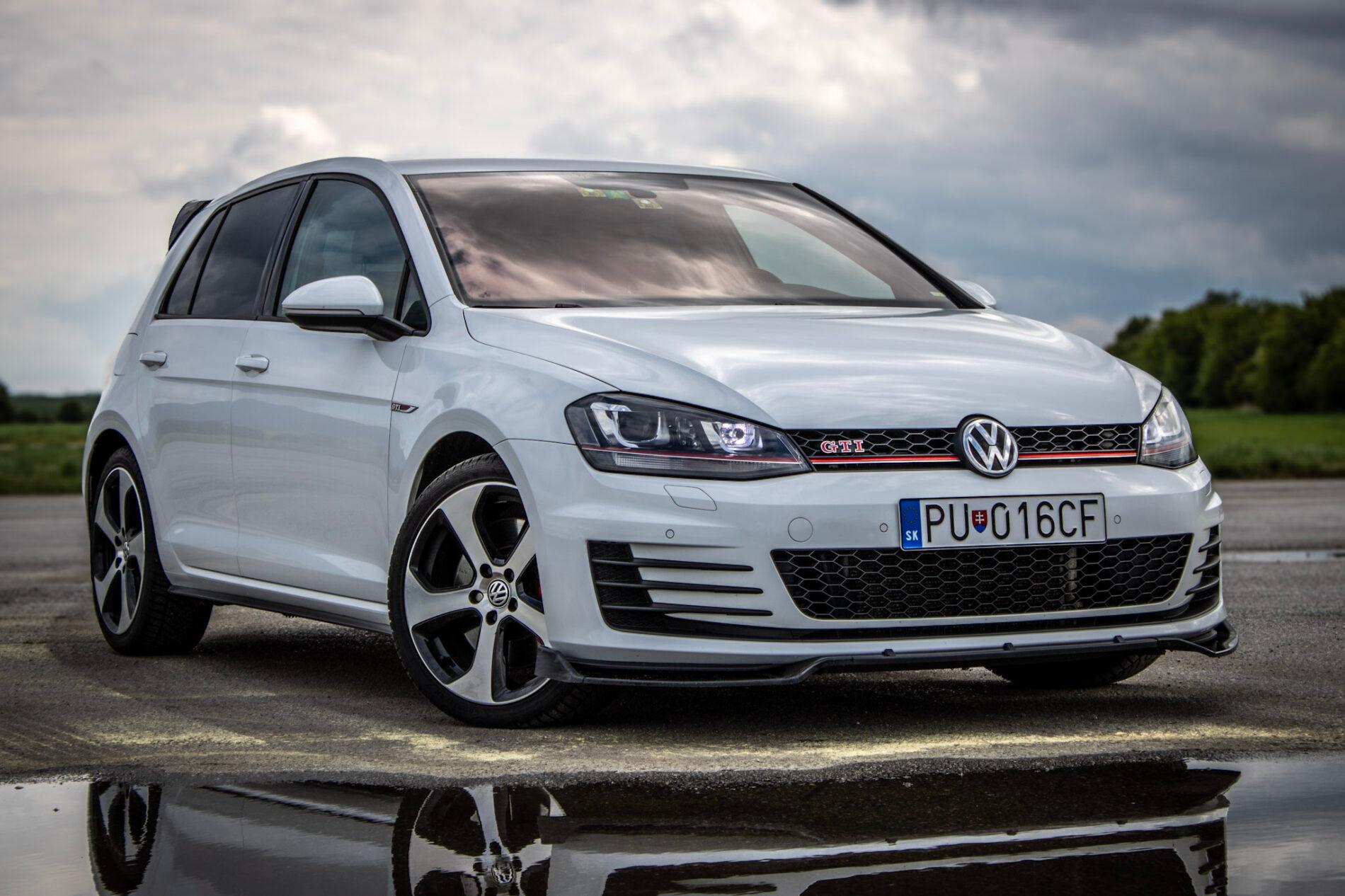 2016 Volkswagen Golf GTI, bílá hatchback, 120 335 km