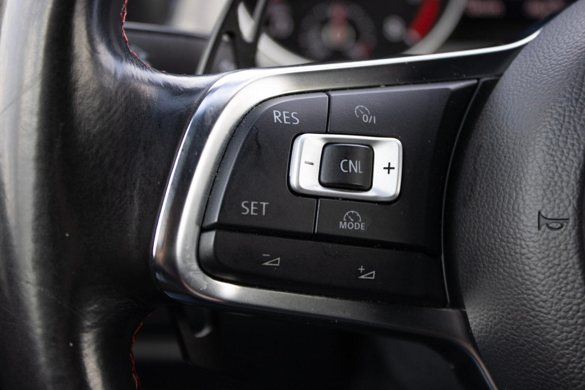 2016 Volkswagen Golf GTI, bílá hatchback, 120 335 km