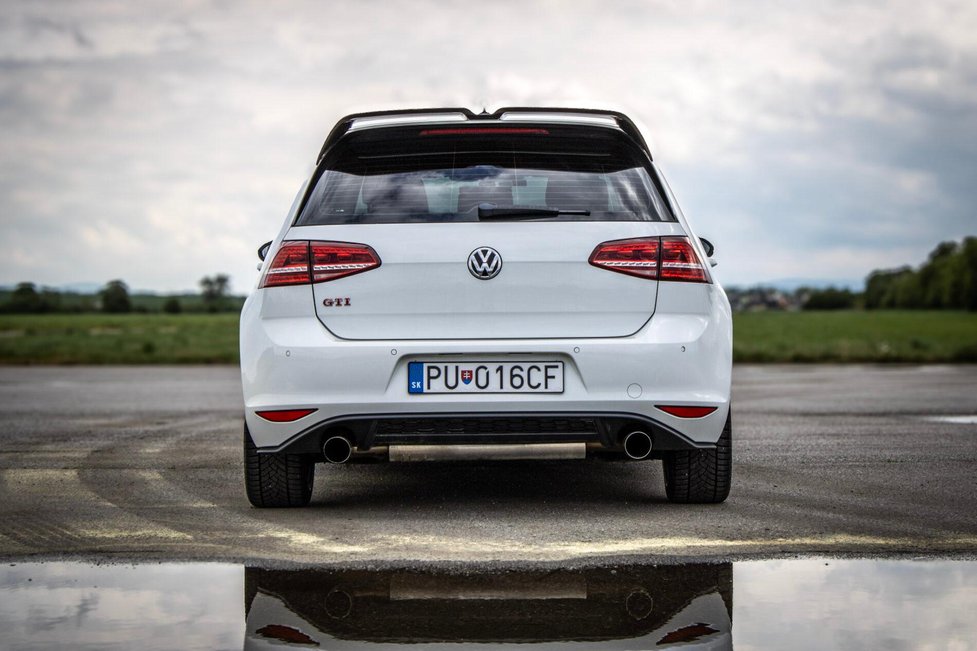 2016 Volkswagen Golf GTI, bílá hatchback, 120 335 km