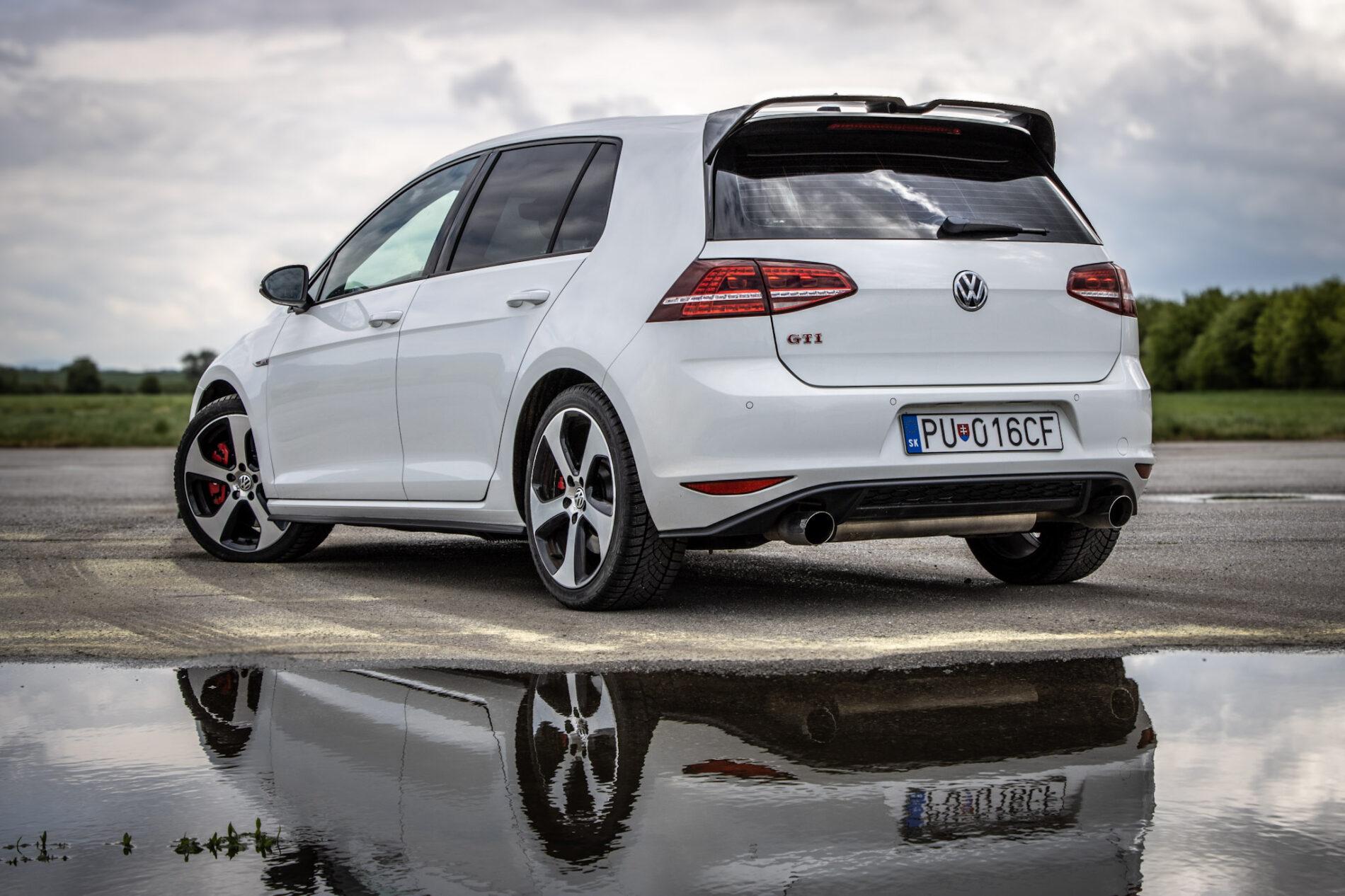 2016 Volkswagen Golf GTI, bílá hatchback, 120 335 km