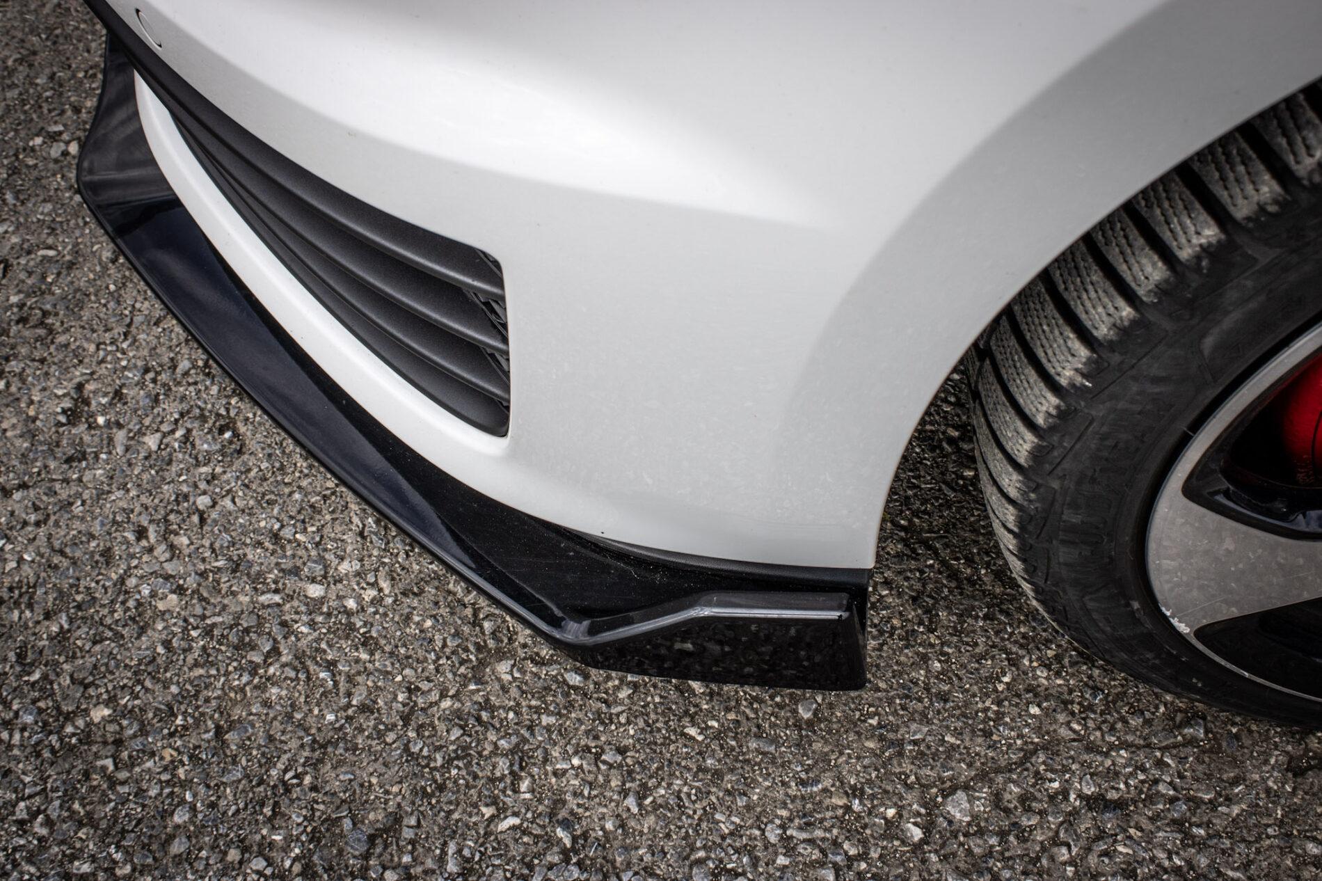 2016 Volkswagen Golf GTI, bílá hatchback, 120 335 km