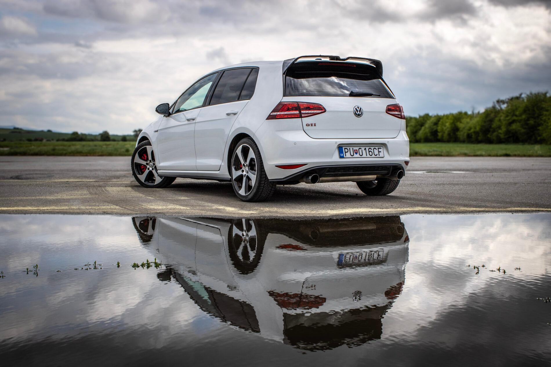 2016 Volkswagen Golf GTI, bílá hatchback, 120 335 km