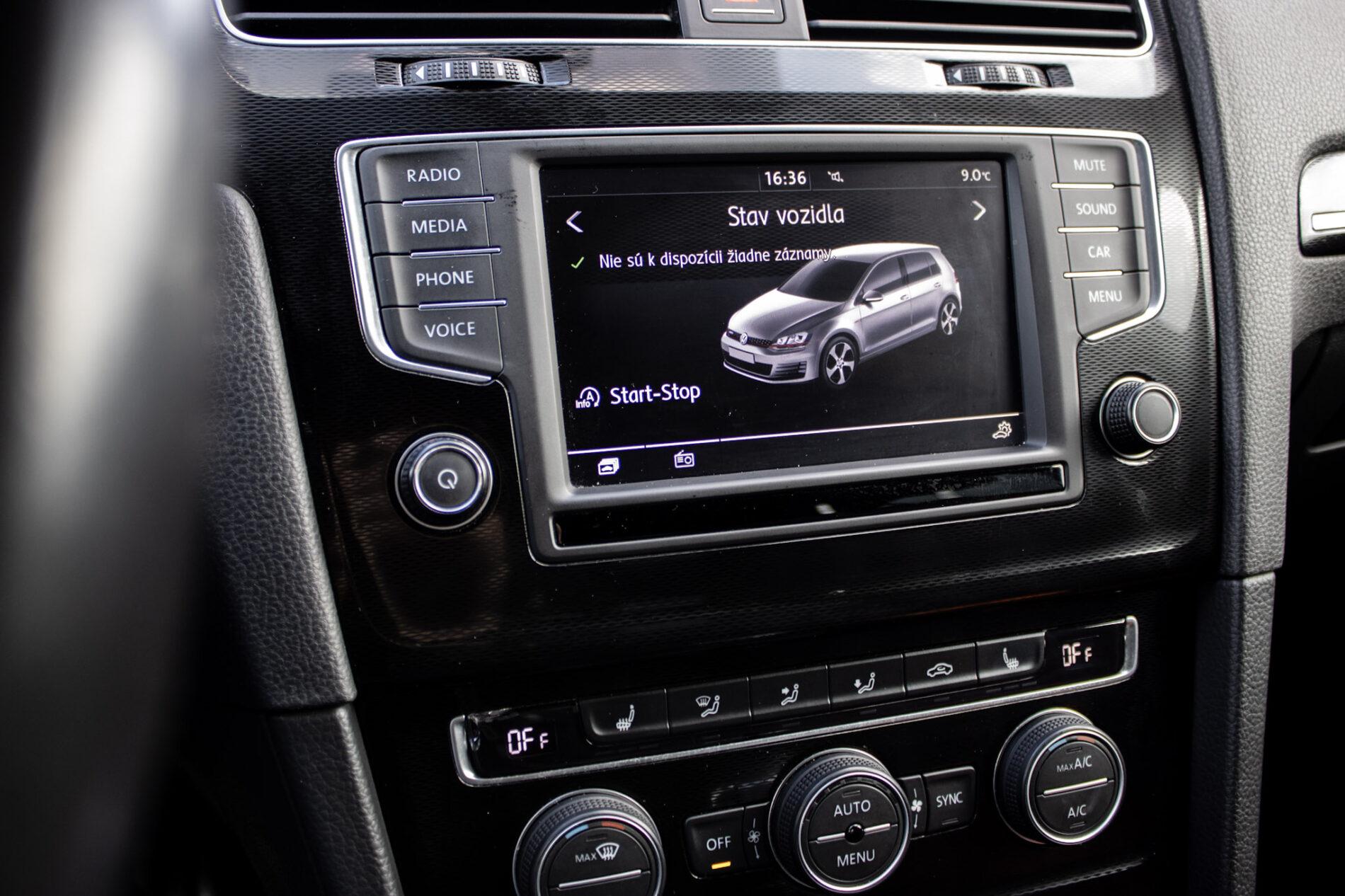 2016 Volkswagen Golf GTI, bílá hatchback, 120 335 km