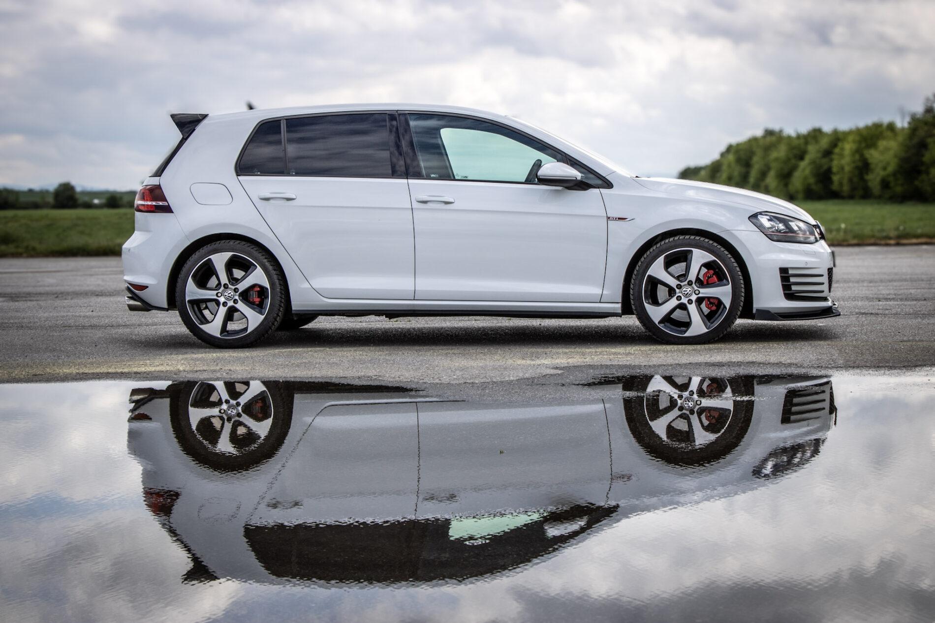 2016 Volkswagen Golf GTI, bílá hatchback, 120 335 km