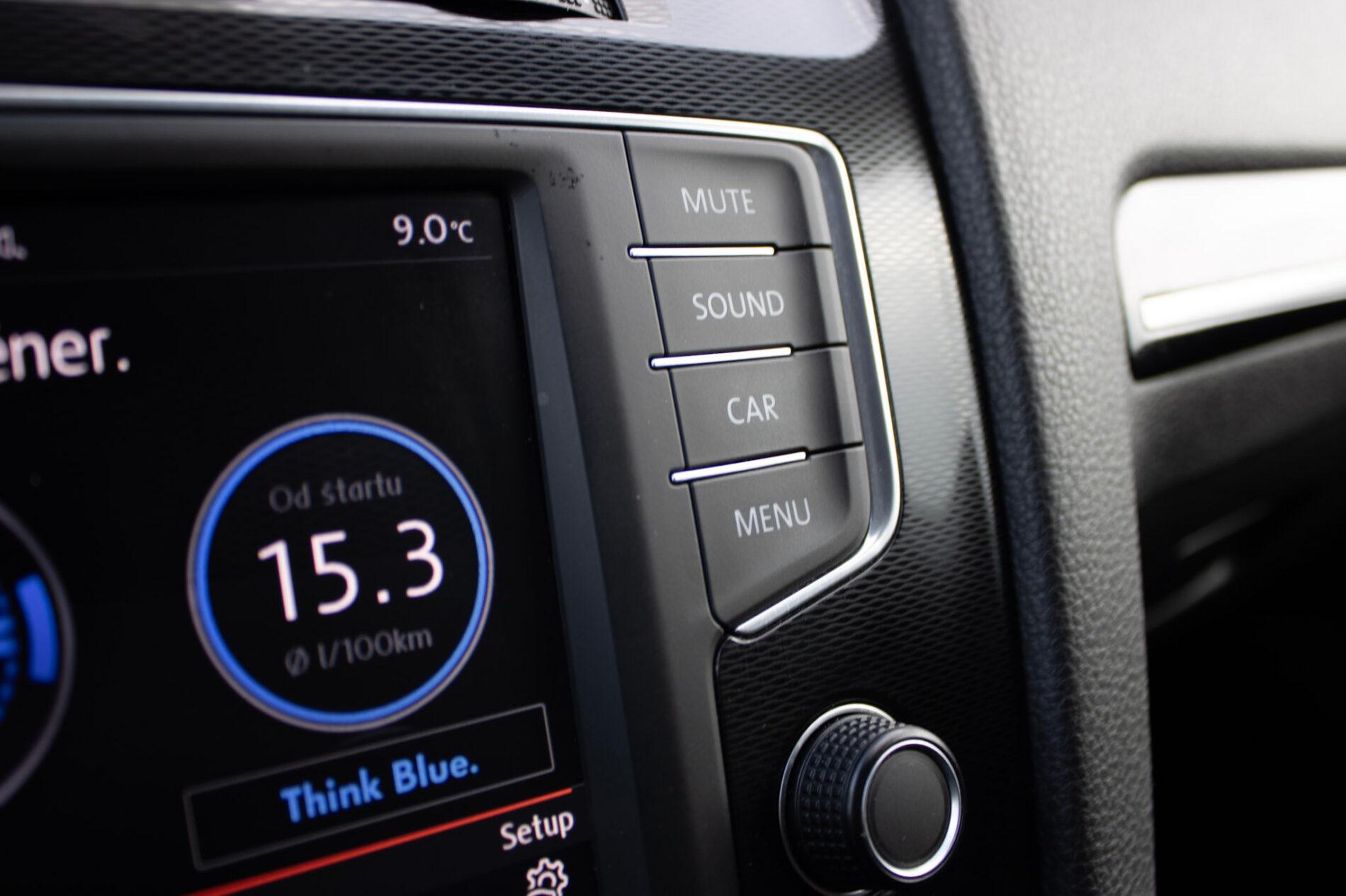 2016 Volkswagen Golf GTI, bílá hatchback, 120 335 km