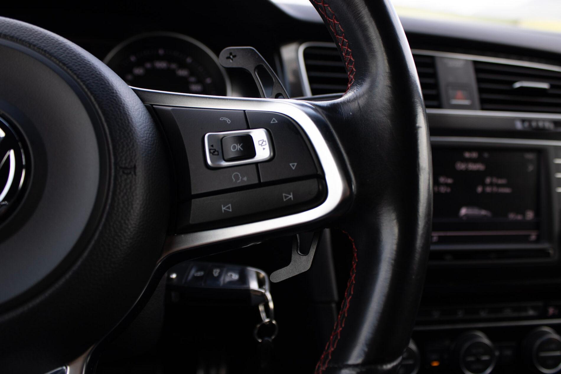2016 Volkswagen Golf GTI, bílá hatchback, 120 335 km