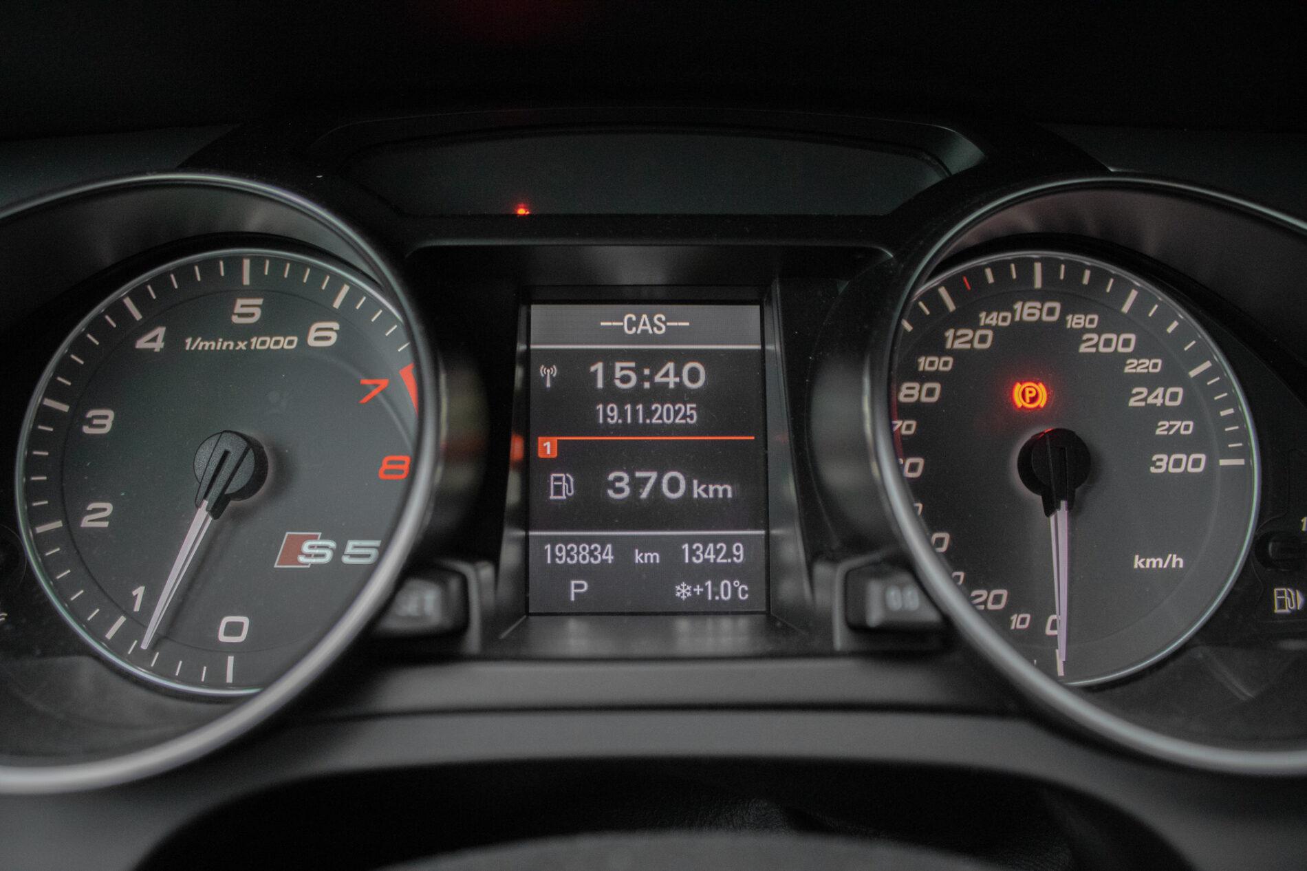 2011 AUDI S5, bílá sedan, 193 834 km
