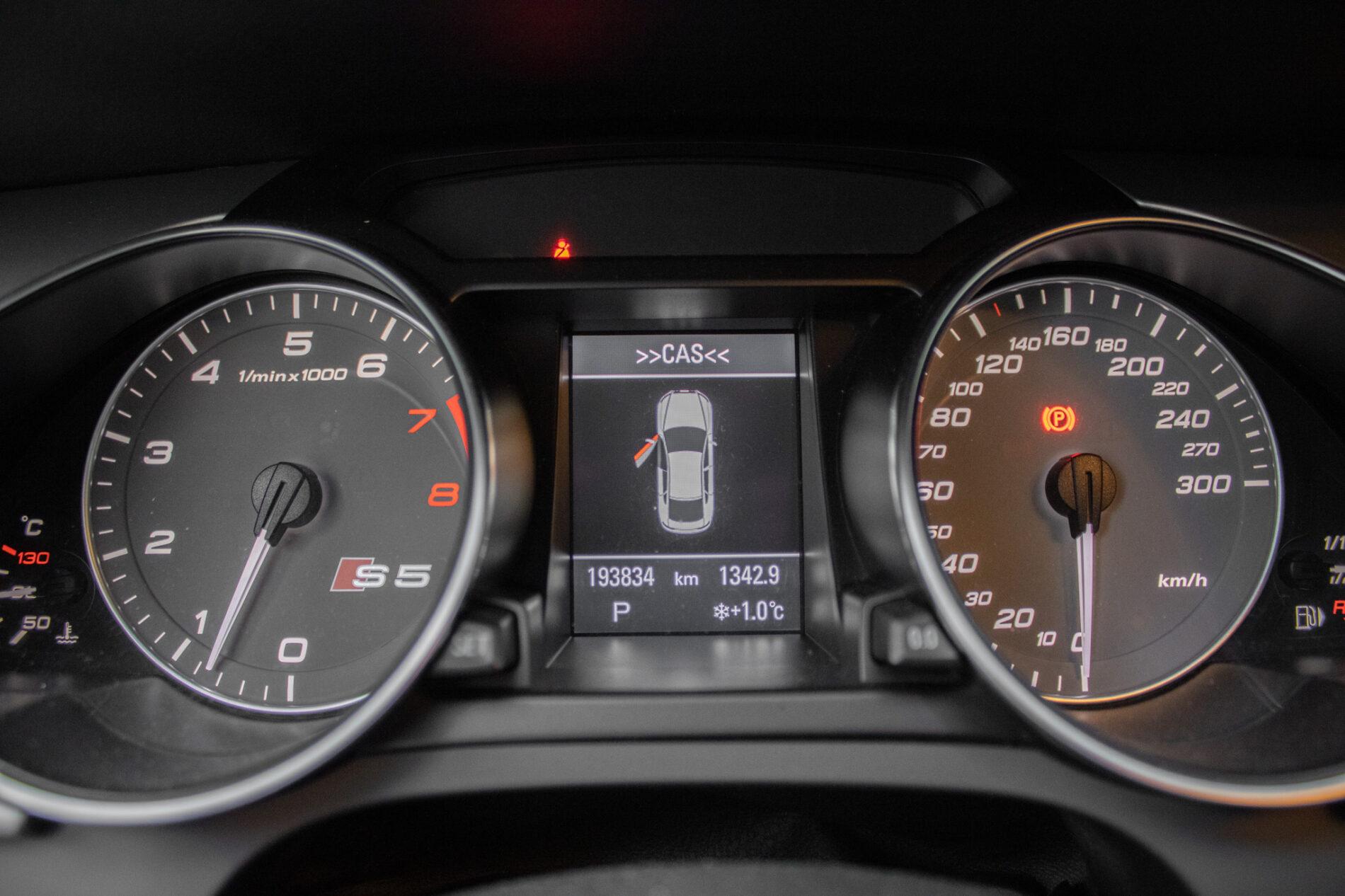 2011 AUDI S5, bílá sedan, 193 834 km