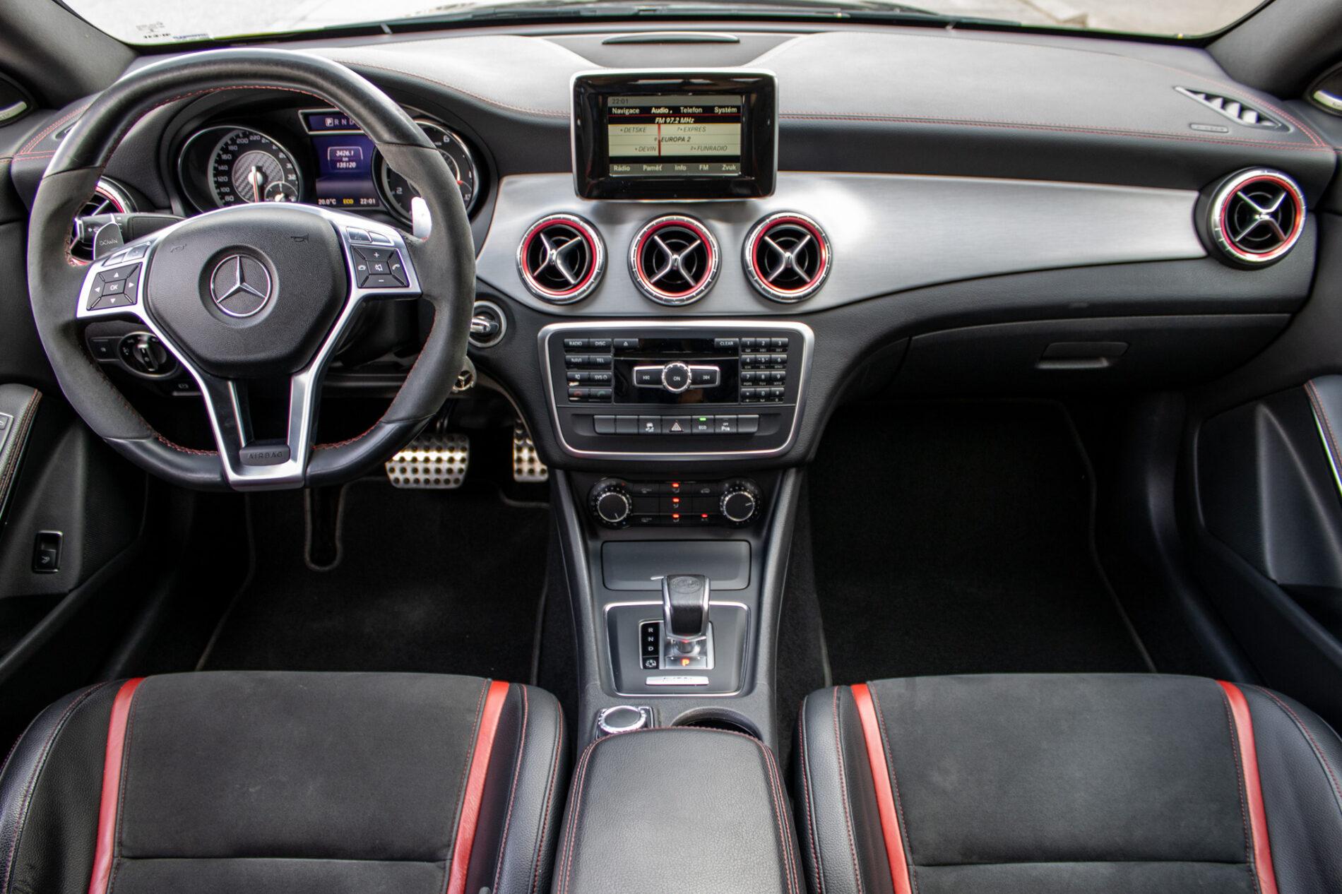2014 Mercedes-Benz CLA 45 AMG, černá kupé, 135 120 km