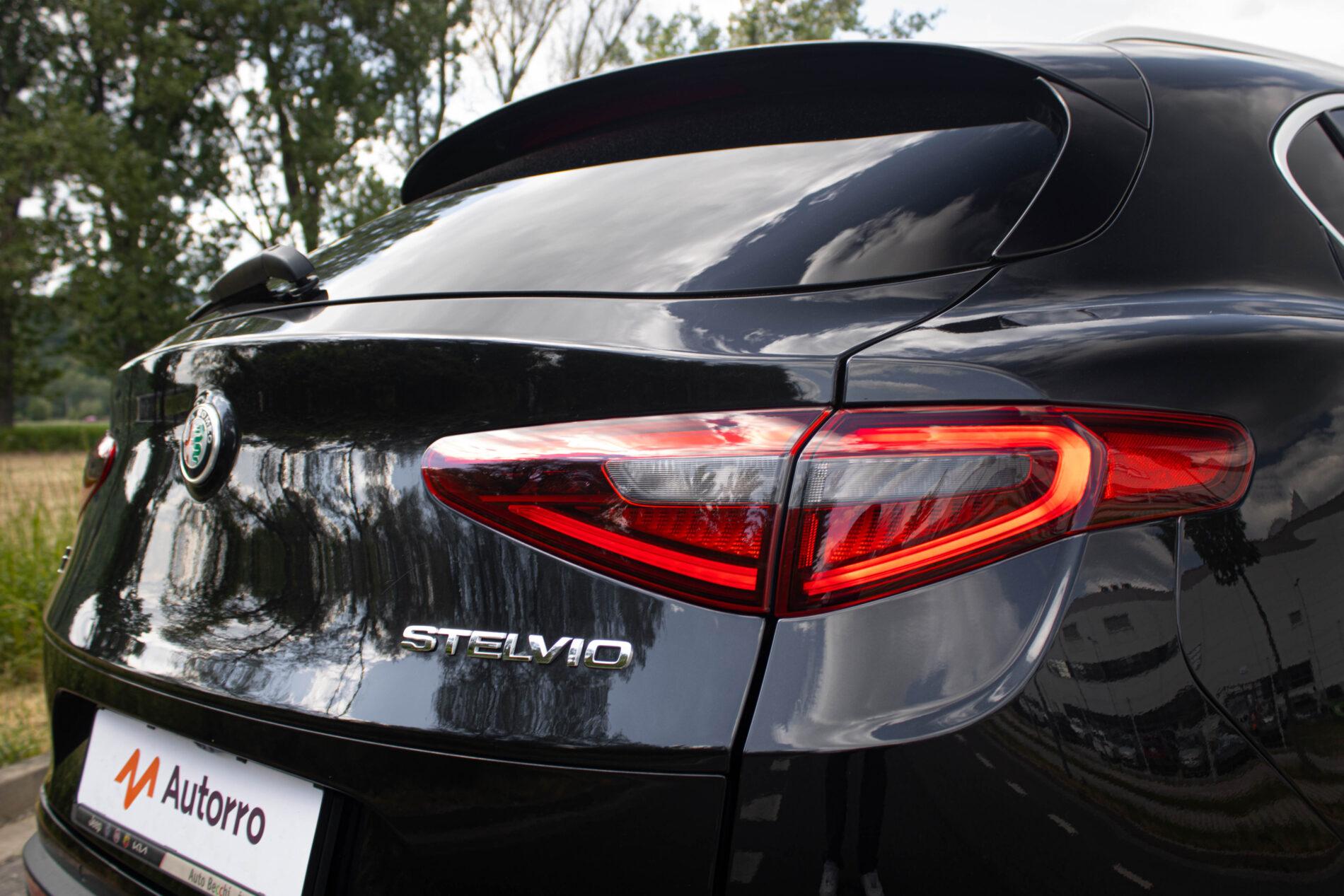 2018 Alfa Romeo Stelvio, černá suv, 239 300 km