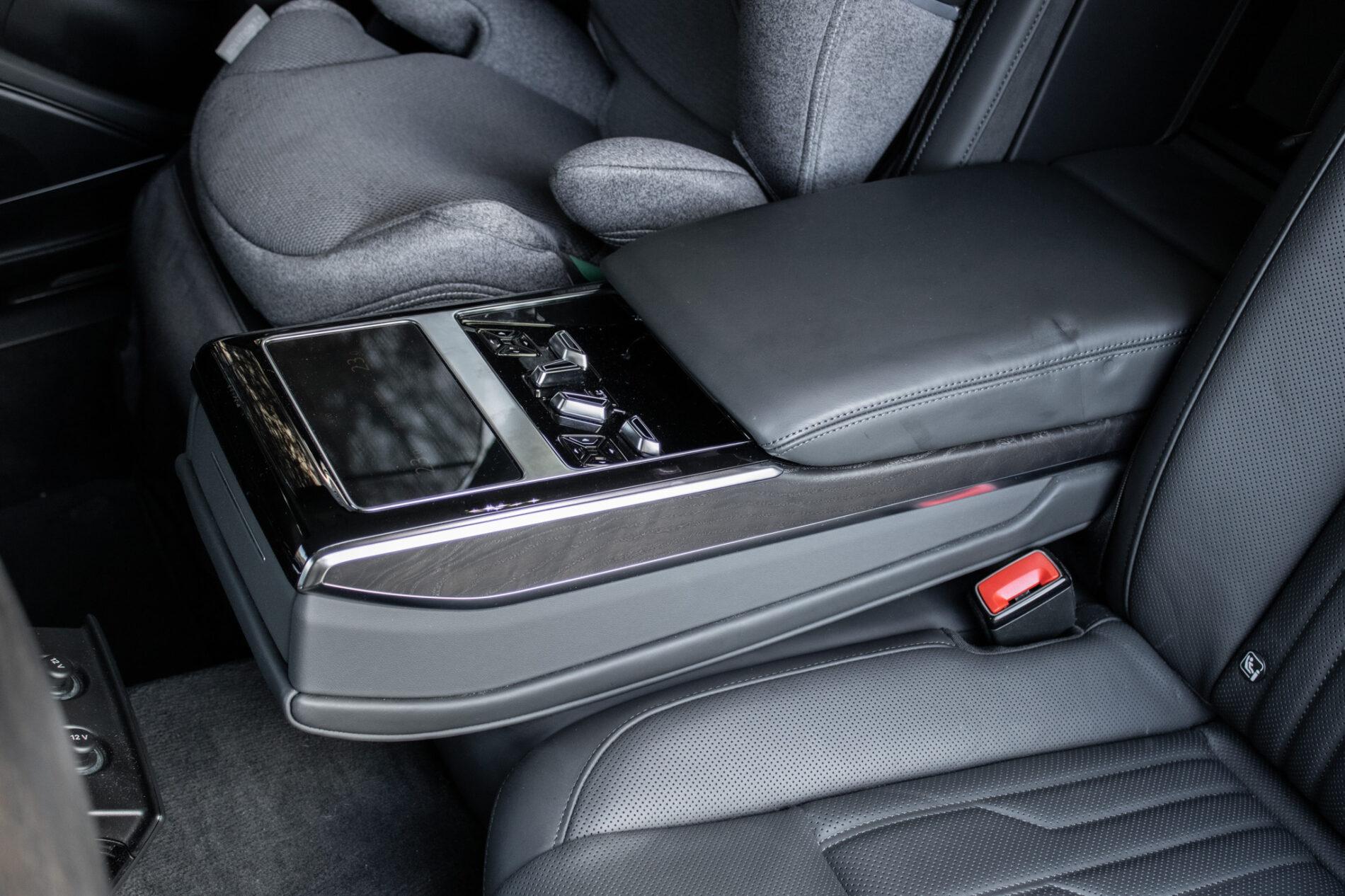 2023 AUDI A8, černá sedan, 45 533 km