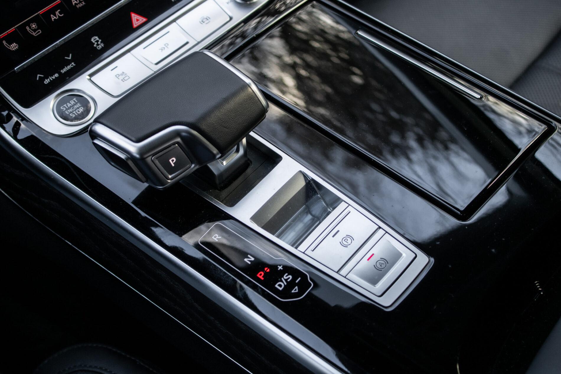 2023 AUDI A8, černá sedan, 45 533 km