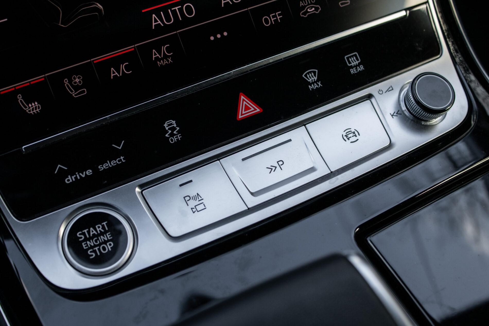2023 AUDI A8, černá sedan, 45 533 km