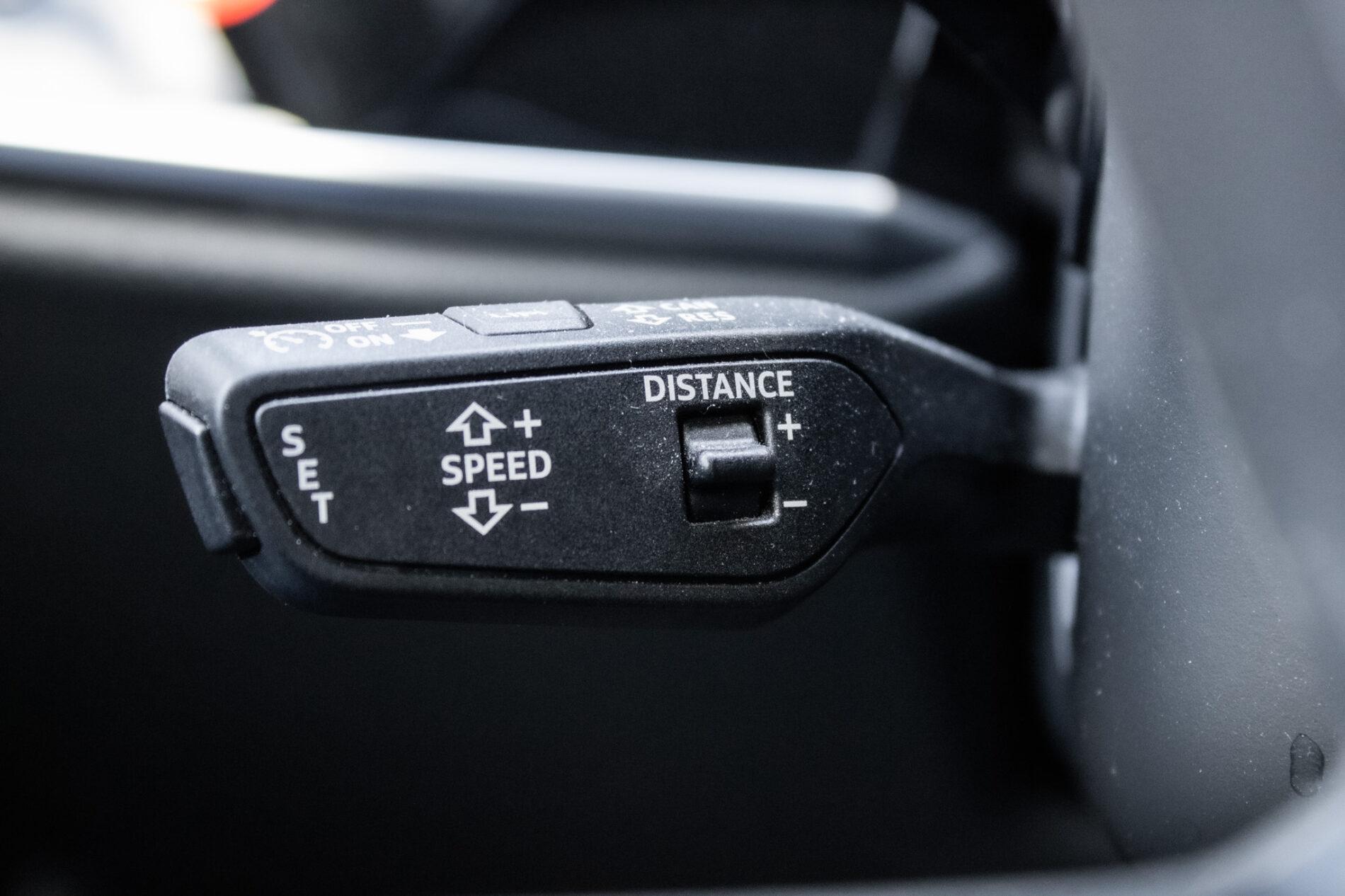 2023 AUDI A8, černá sedan, 45 533 km