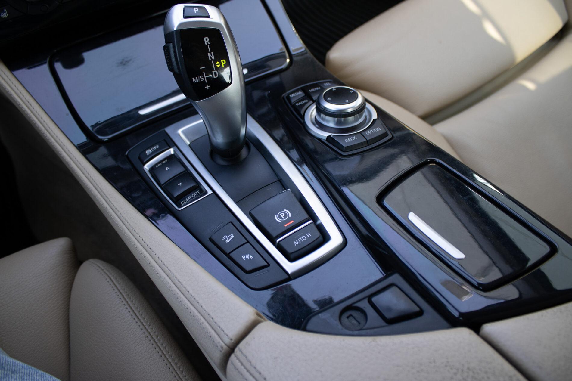 2013 BMW 530d, černá sedan, 303 000 km