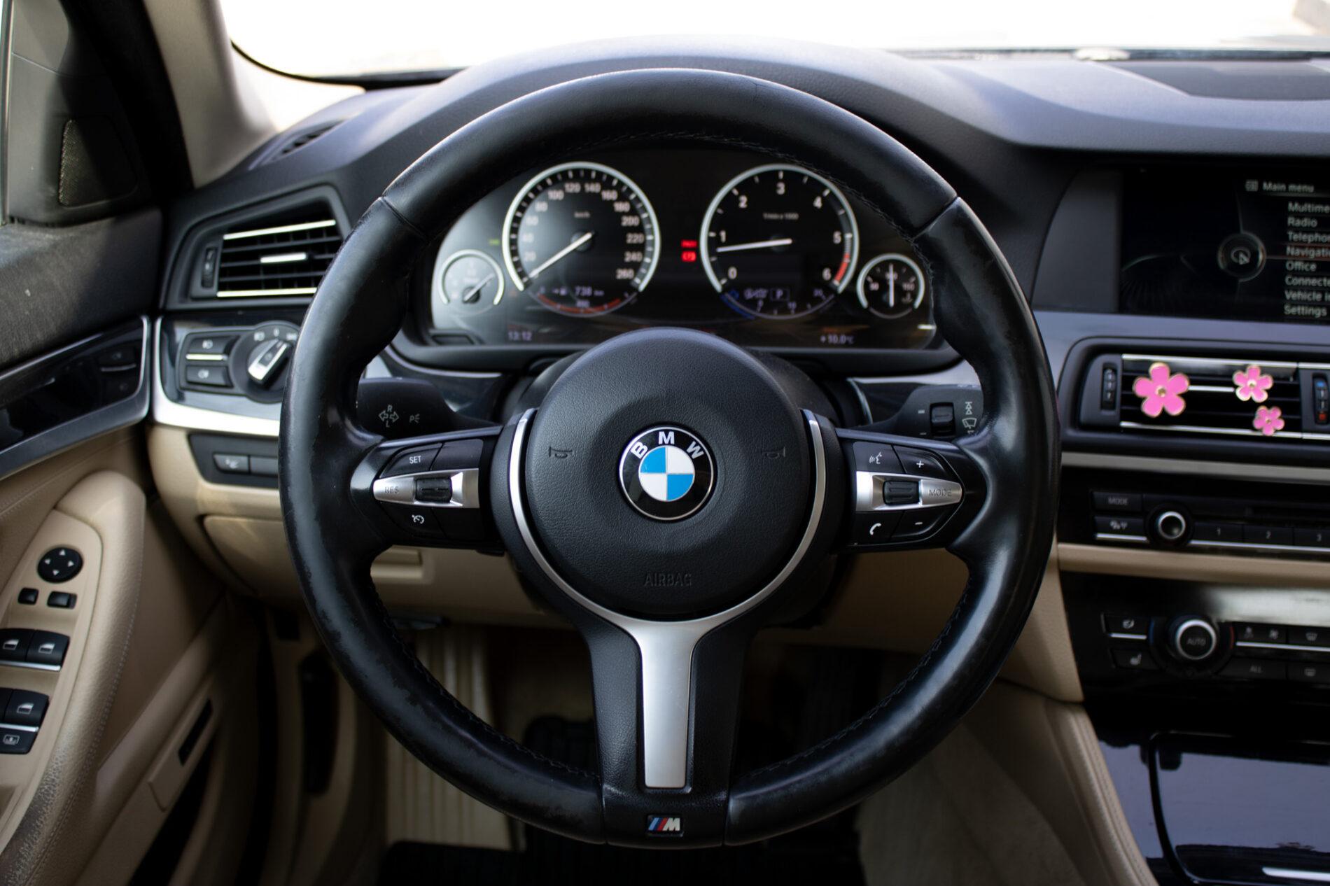 2013 BMW 530d, černá sedan, 303 000 km