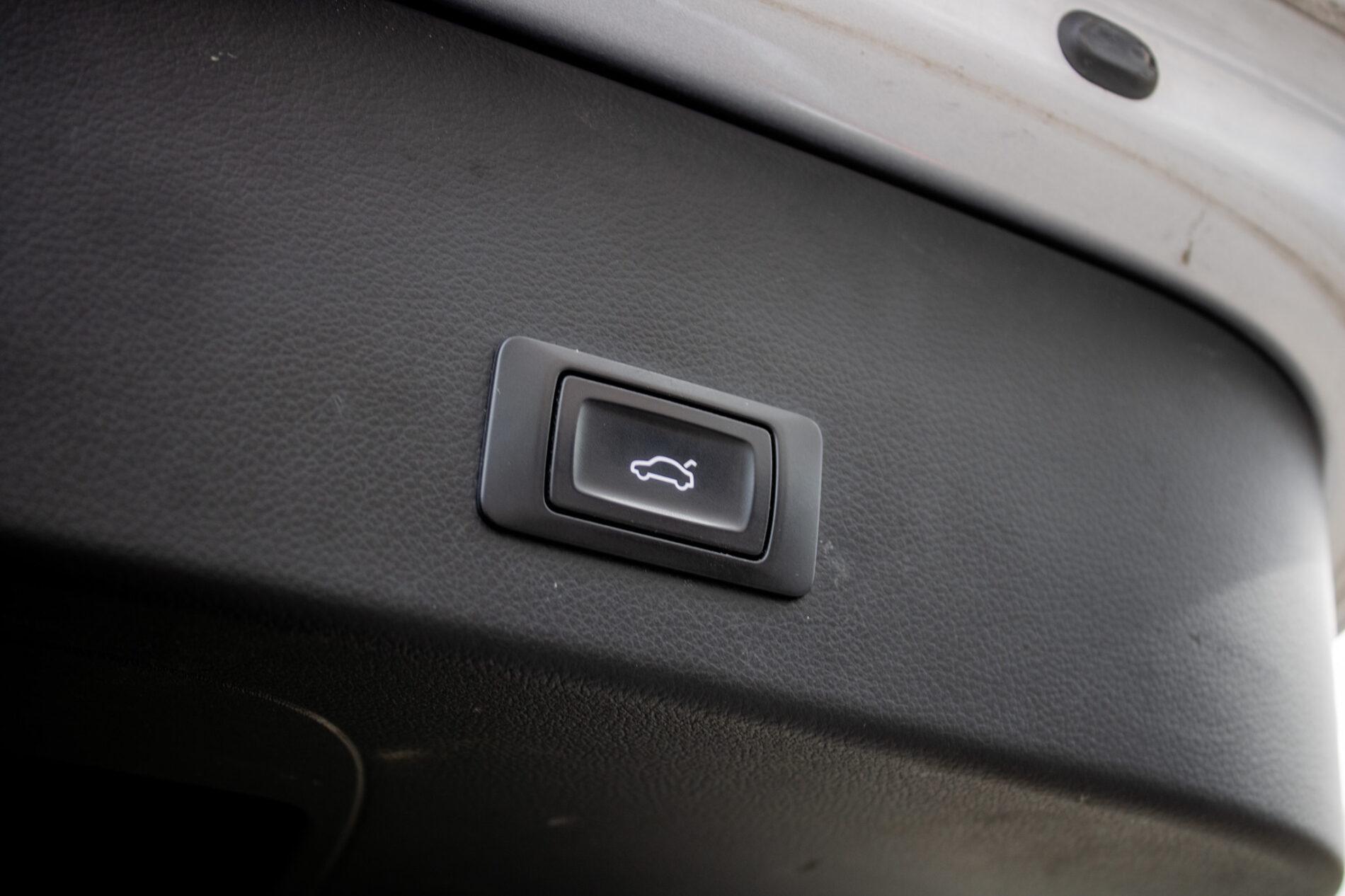 2015 AUDI A6, stříbrná kombi, 305 272 km