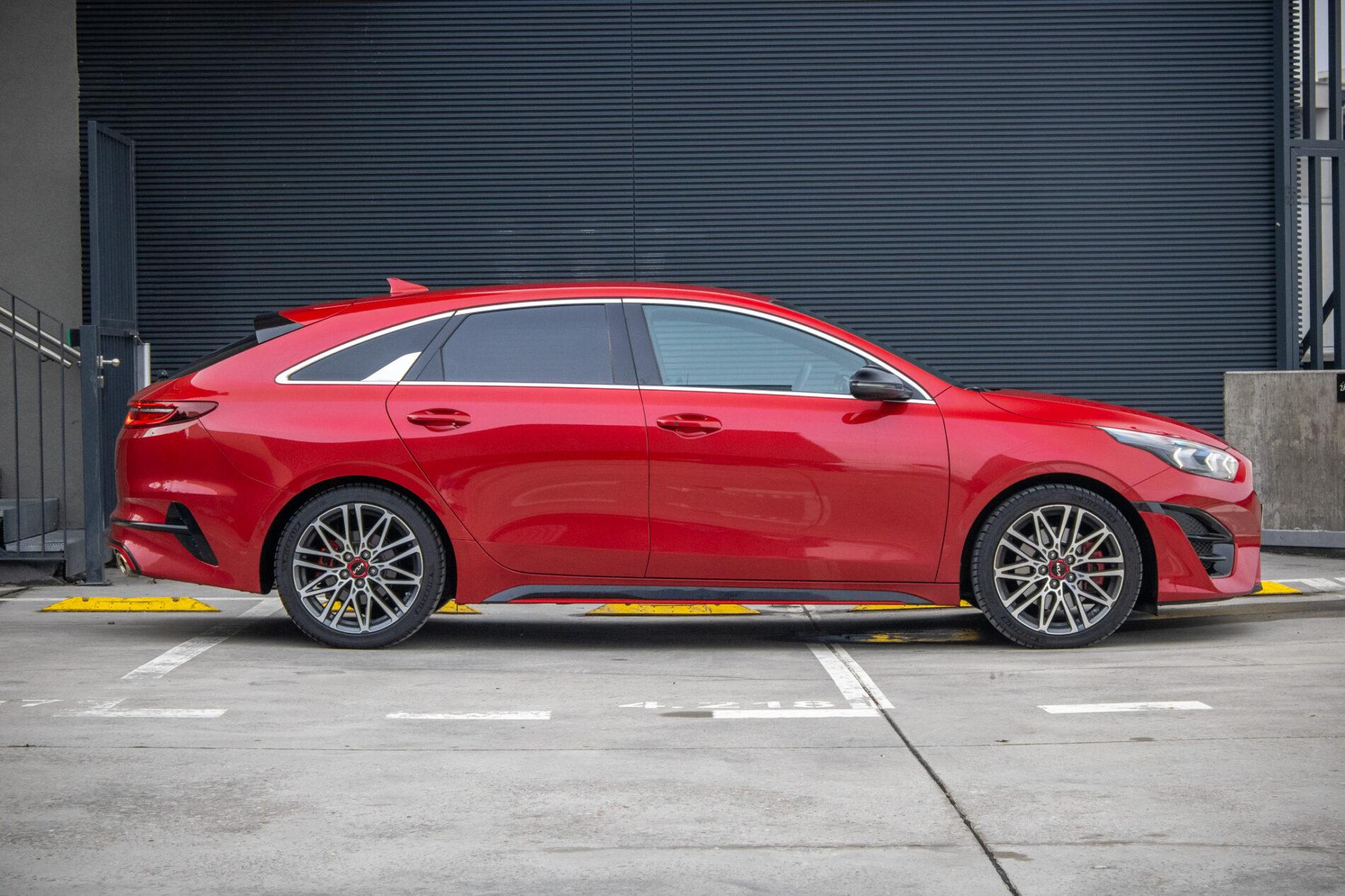 2024 Kia ProCeed GT, červená kombi, 13 654 km