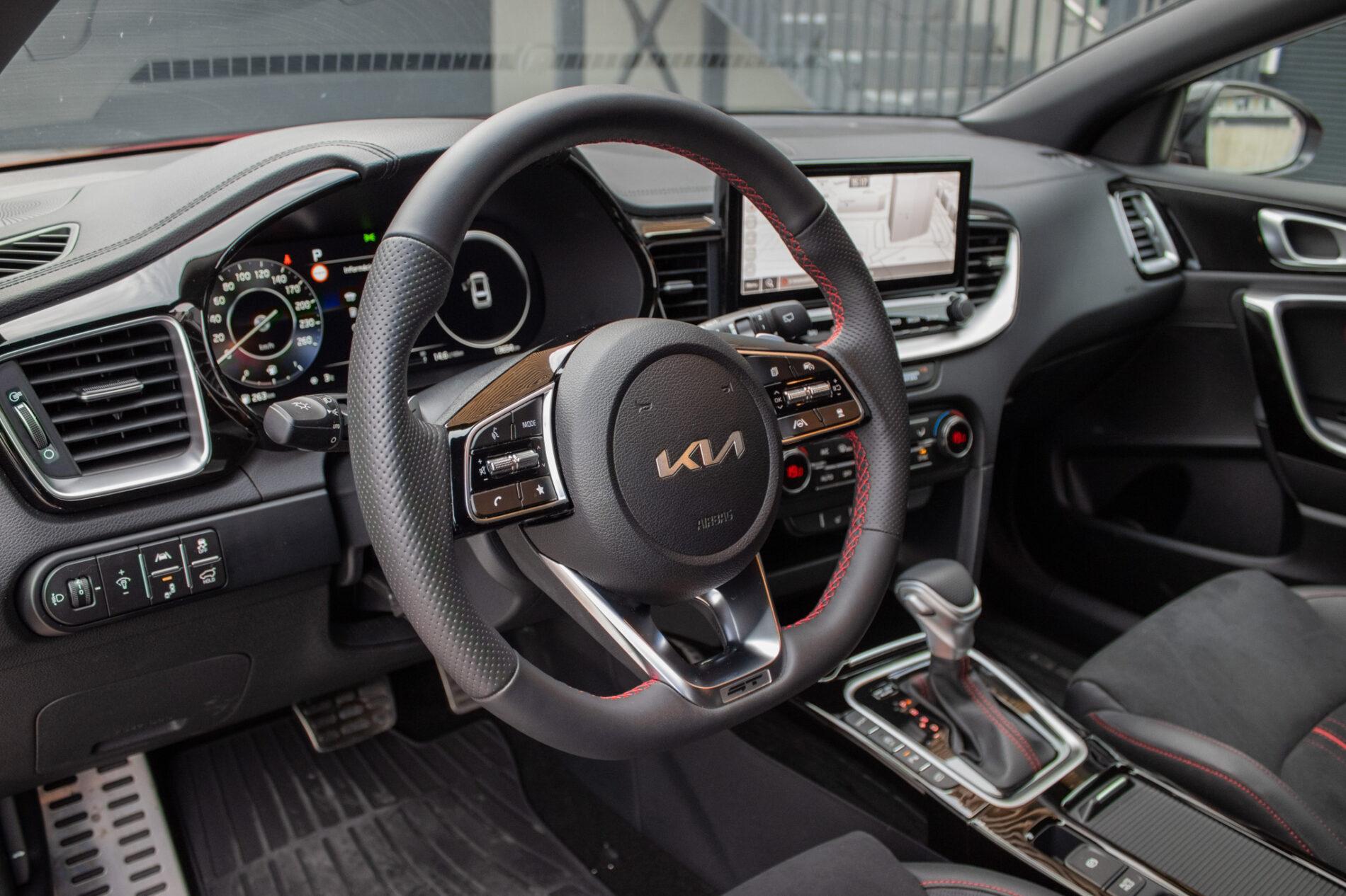 2024 Kia ProCeed GT, červená kombi, 13 654 km