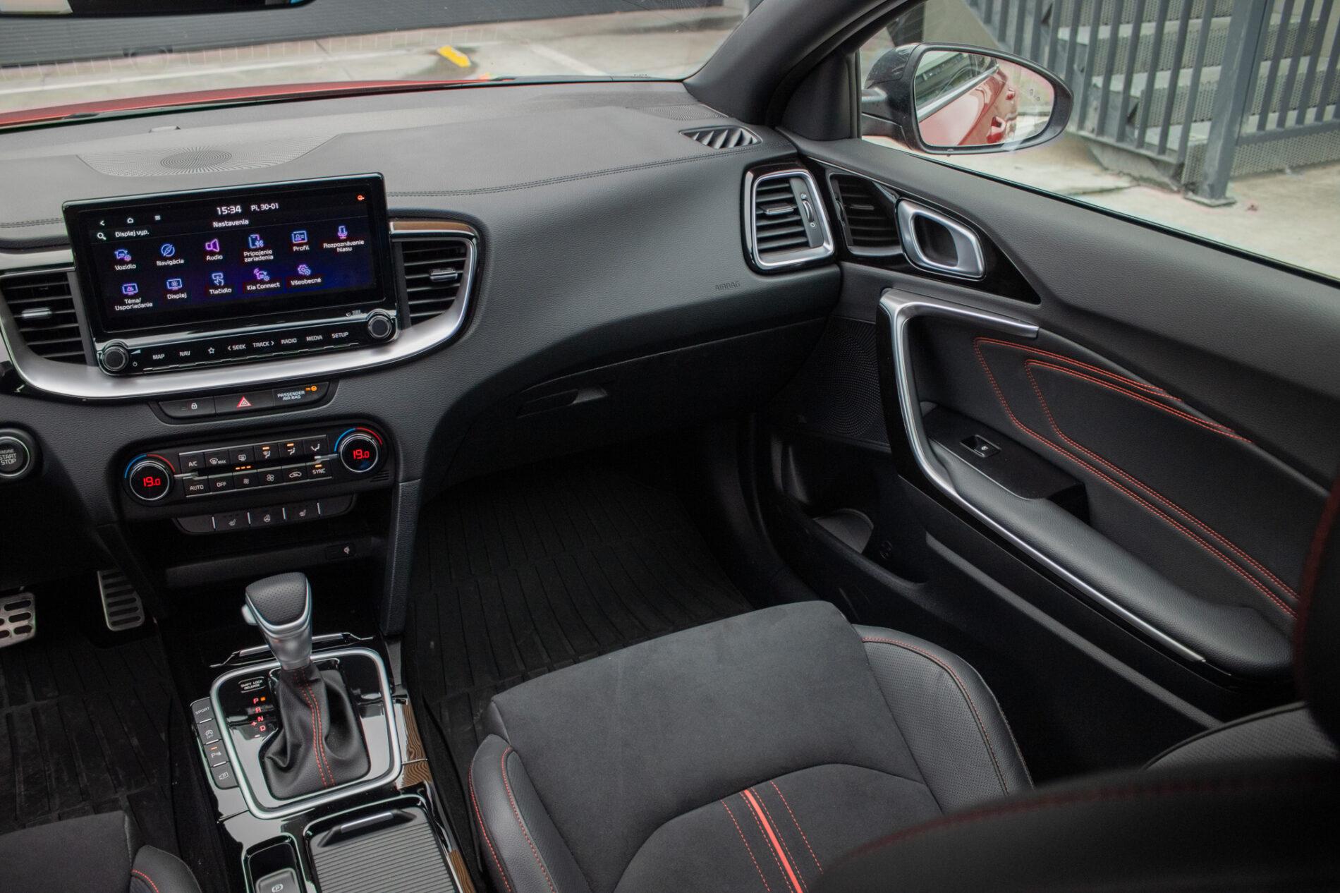 2024 Kia ProCeed GT, červená kombi, 13 654 km