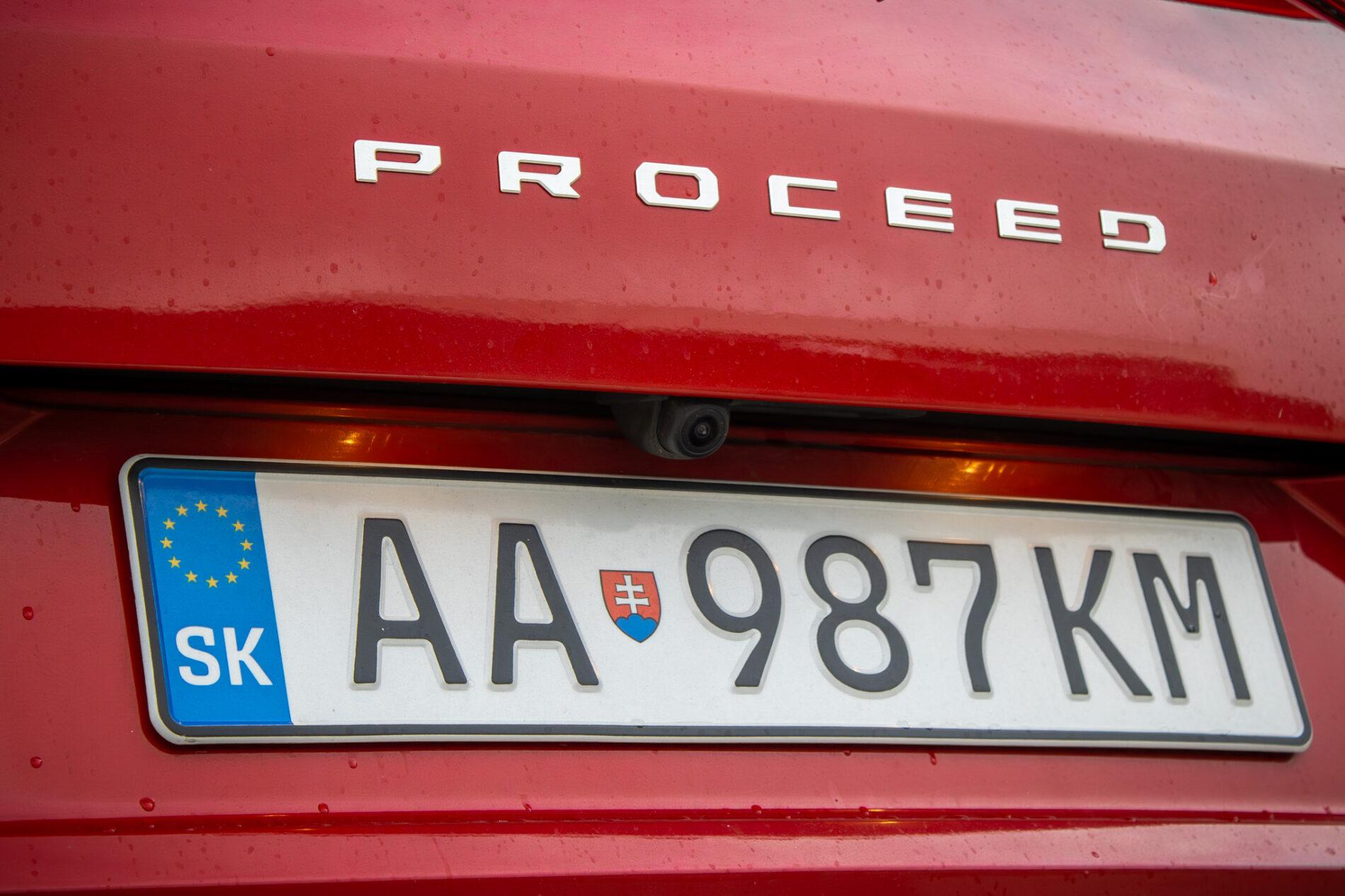 2024 Kia ProCeed GT, červená kombi, 13 654 km