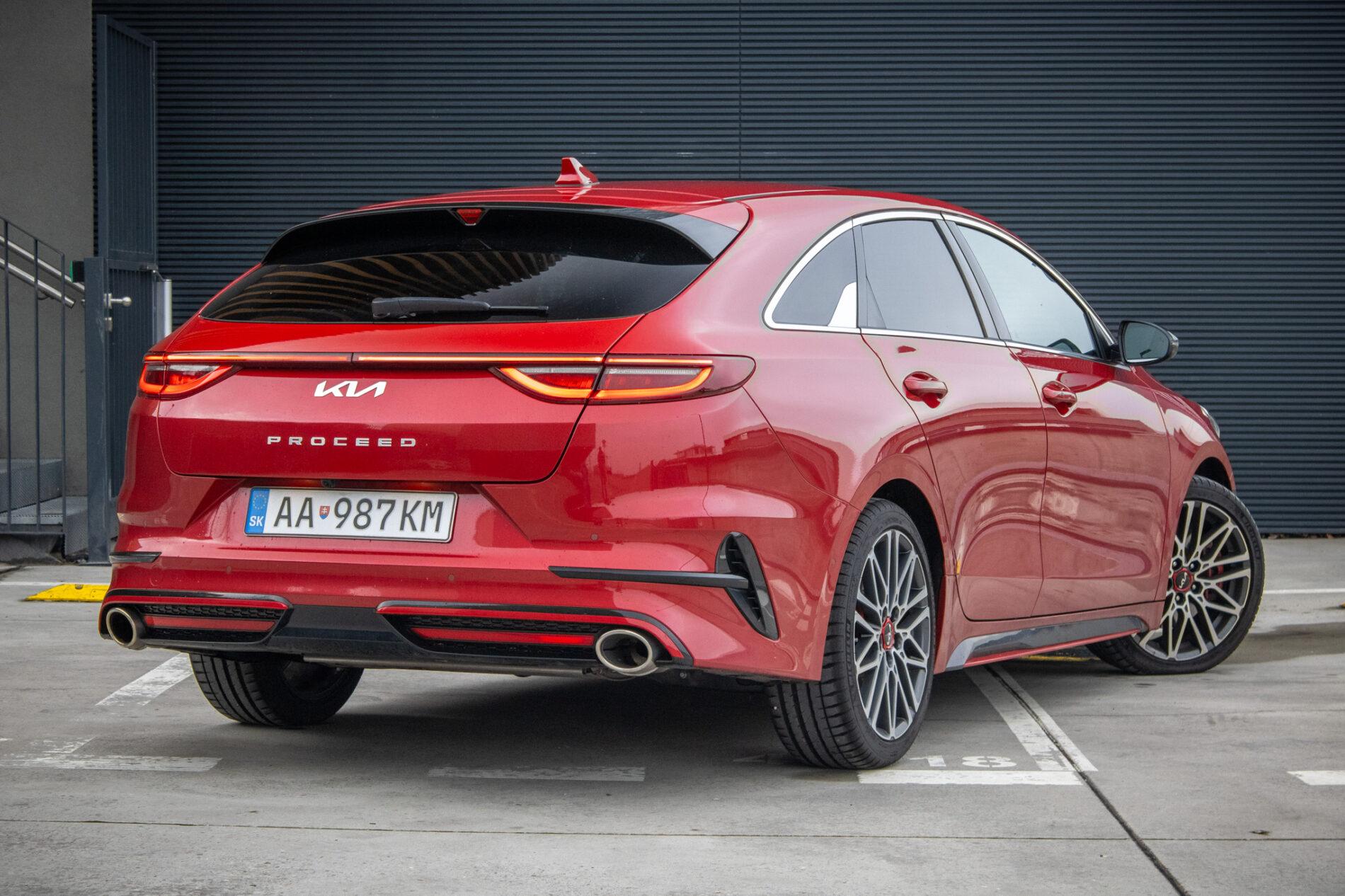 2024 Kia ProCeed GT, červená kombi, 13 654 km