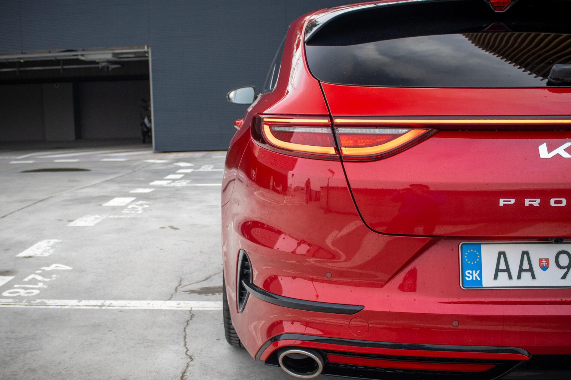 2024 Kia ProCeed GT, červená kombi, 13 654 km