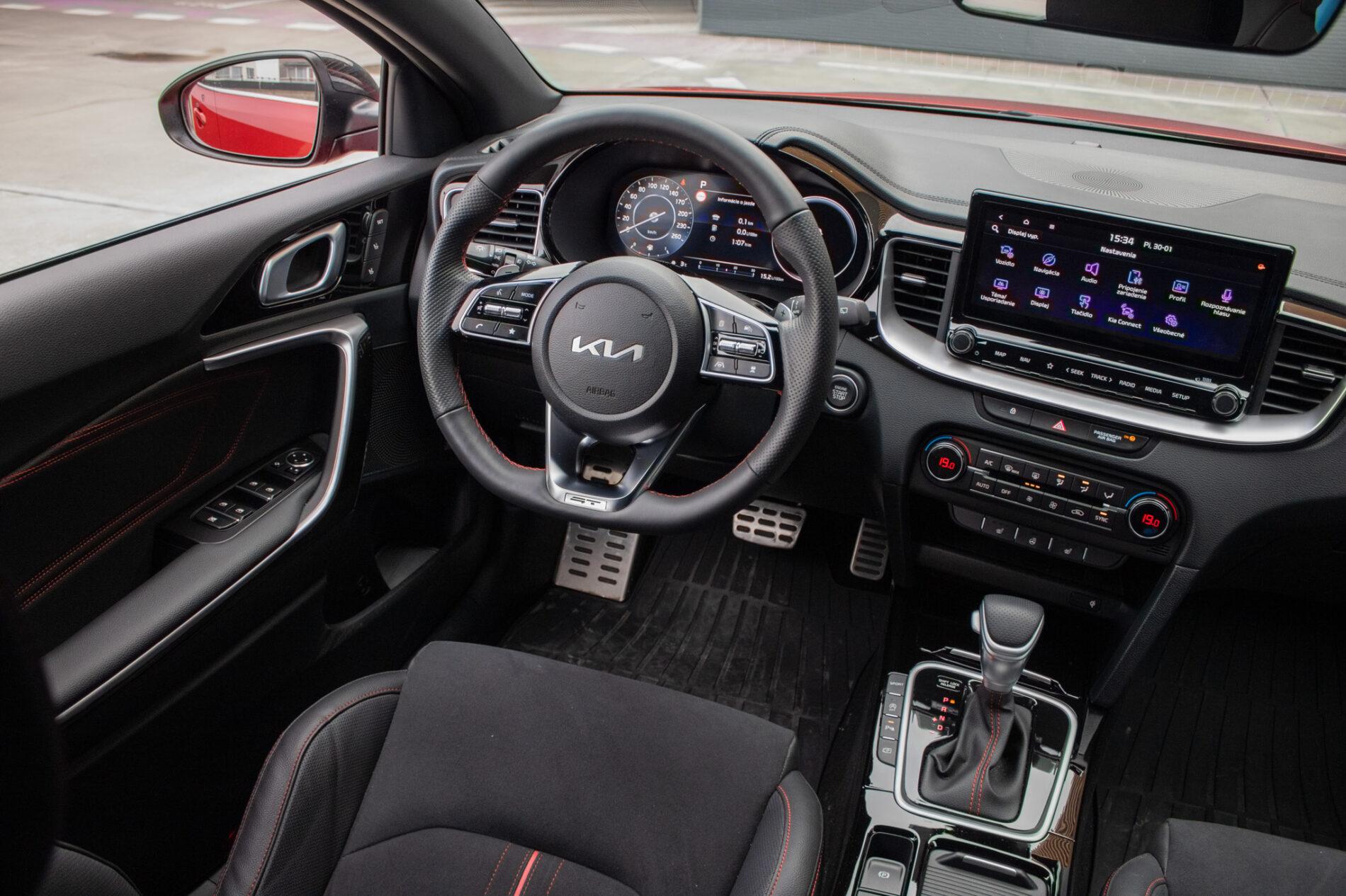 2024 Kia ProCeed GT, červená kombi, 13 654 km