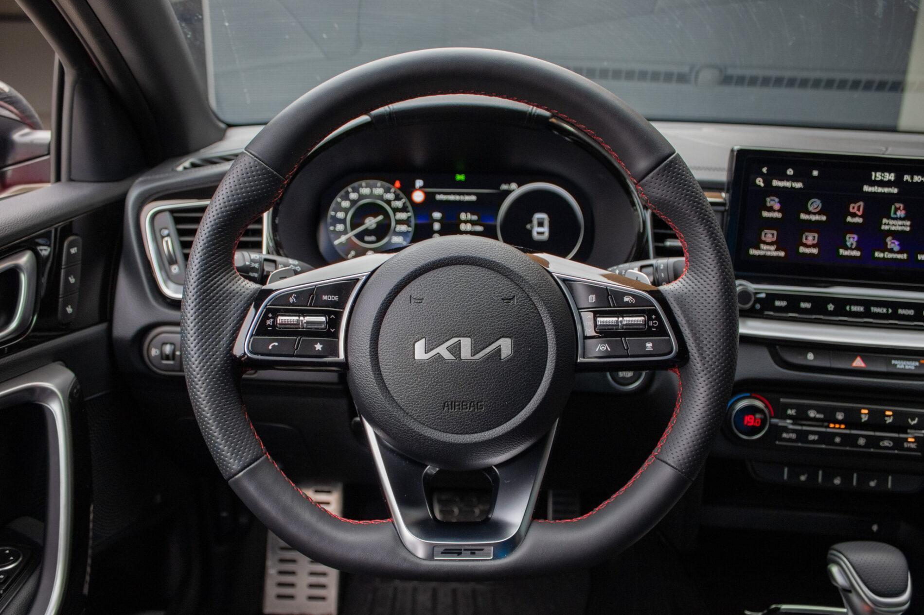 2024 Kia ProCeed GT, červená kombi, 13 654 km
