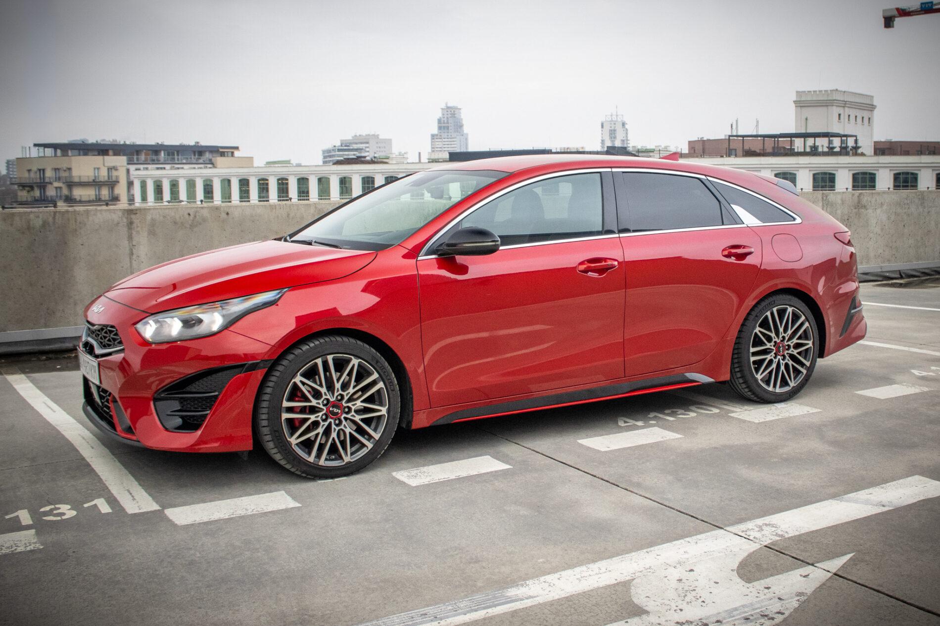 2024 Kia ProCeed GT, červená kombi, 13 654 km