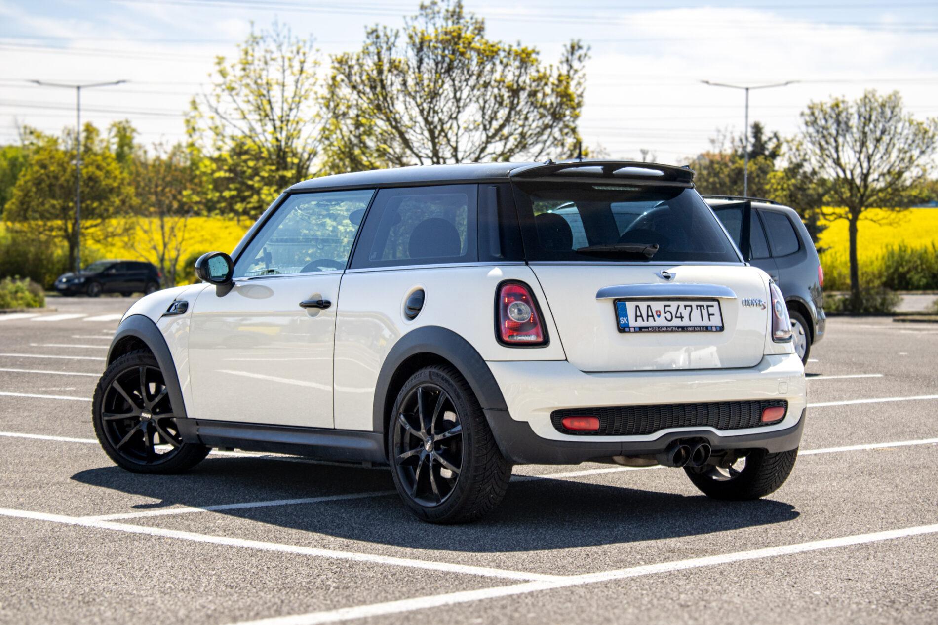 2009 MINI Cooper S, bílá hatchback, 158 491 km
