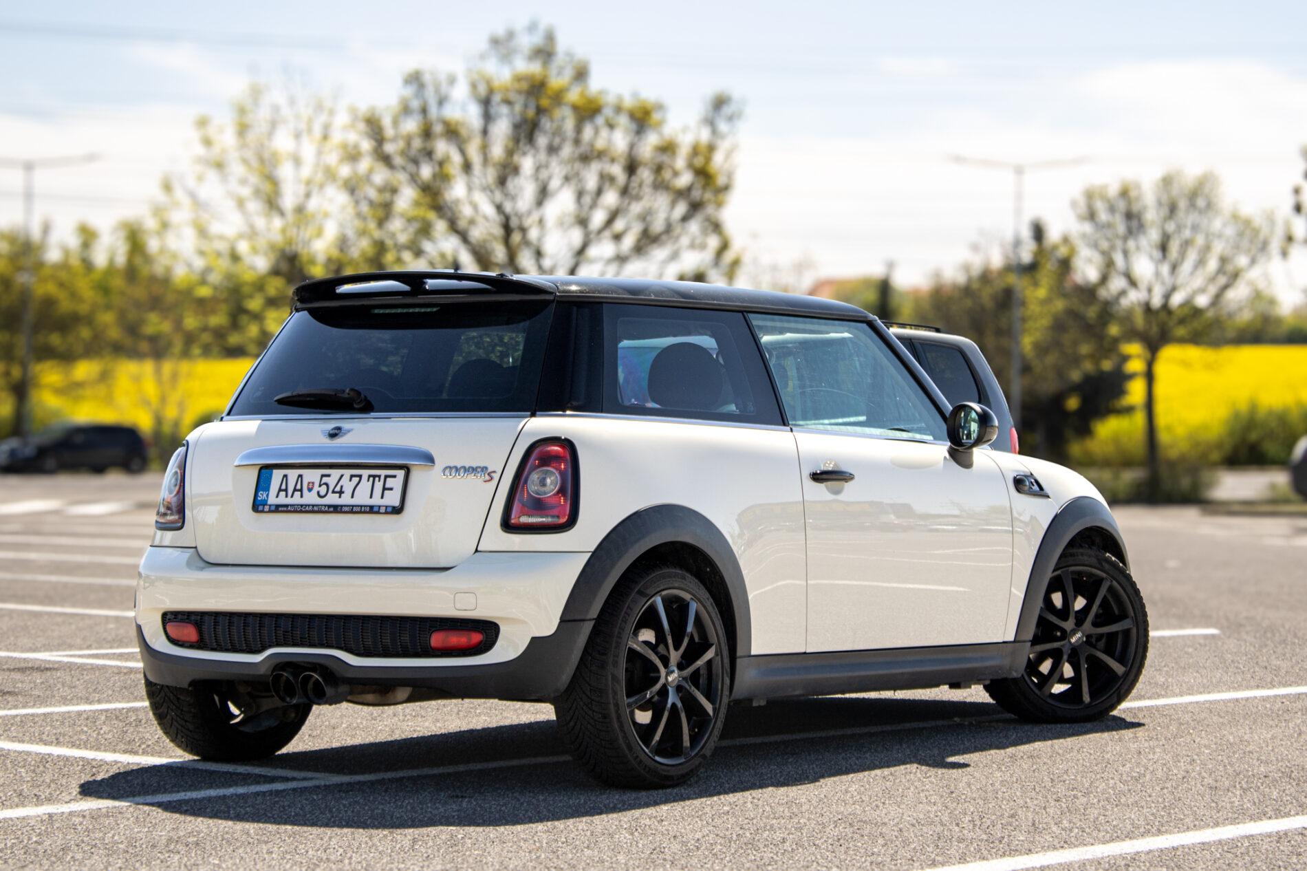 2009 MINI Cooper S, bílá hatchback, 158 491 km