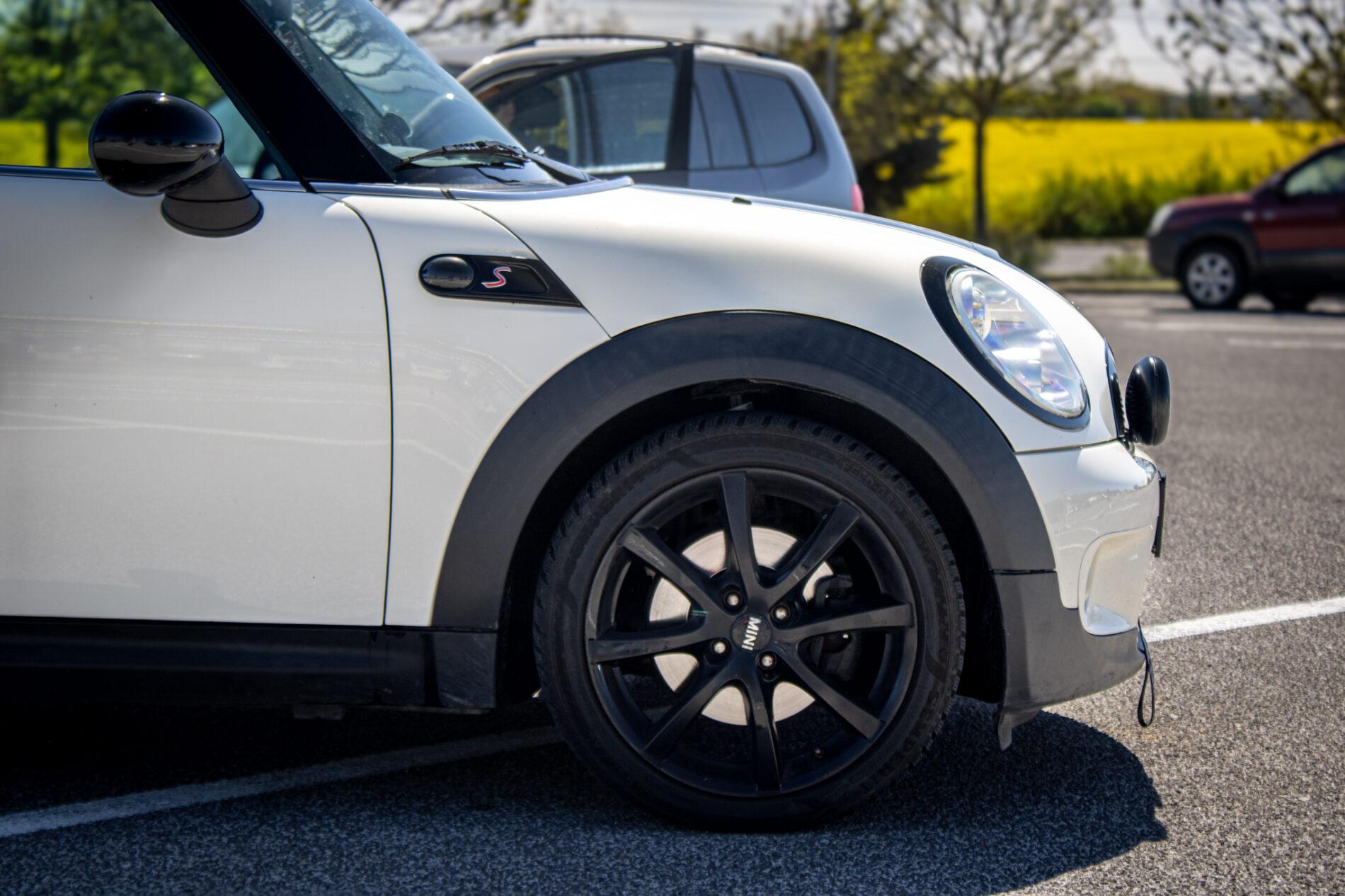 2009 MINI Cooper S, bílá hatchback, 158 491 km