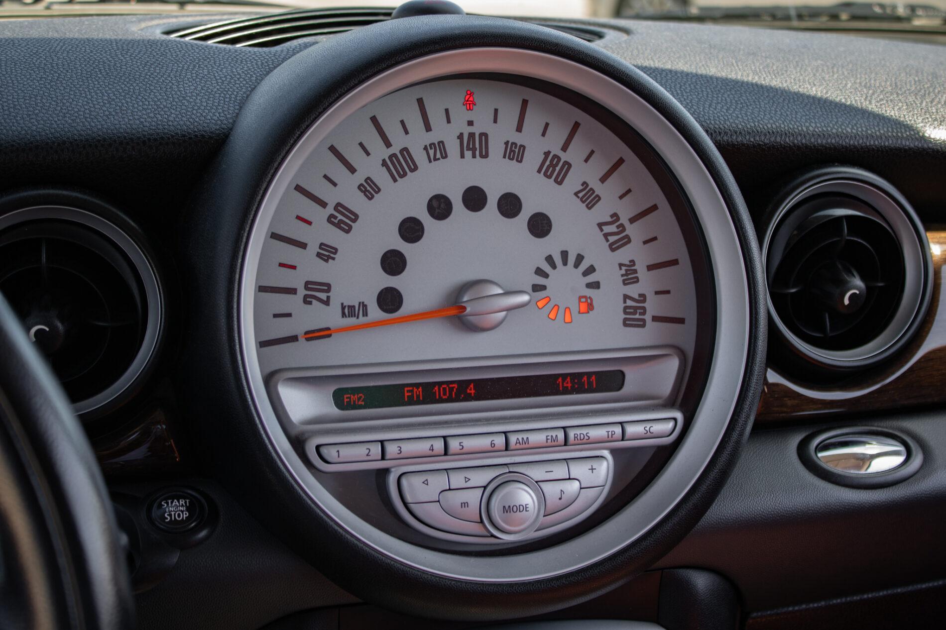 2009 MINI Cooper S, bílá hatchback, 158 491 km