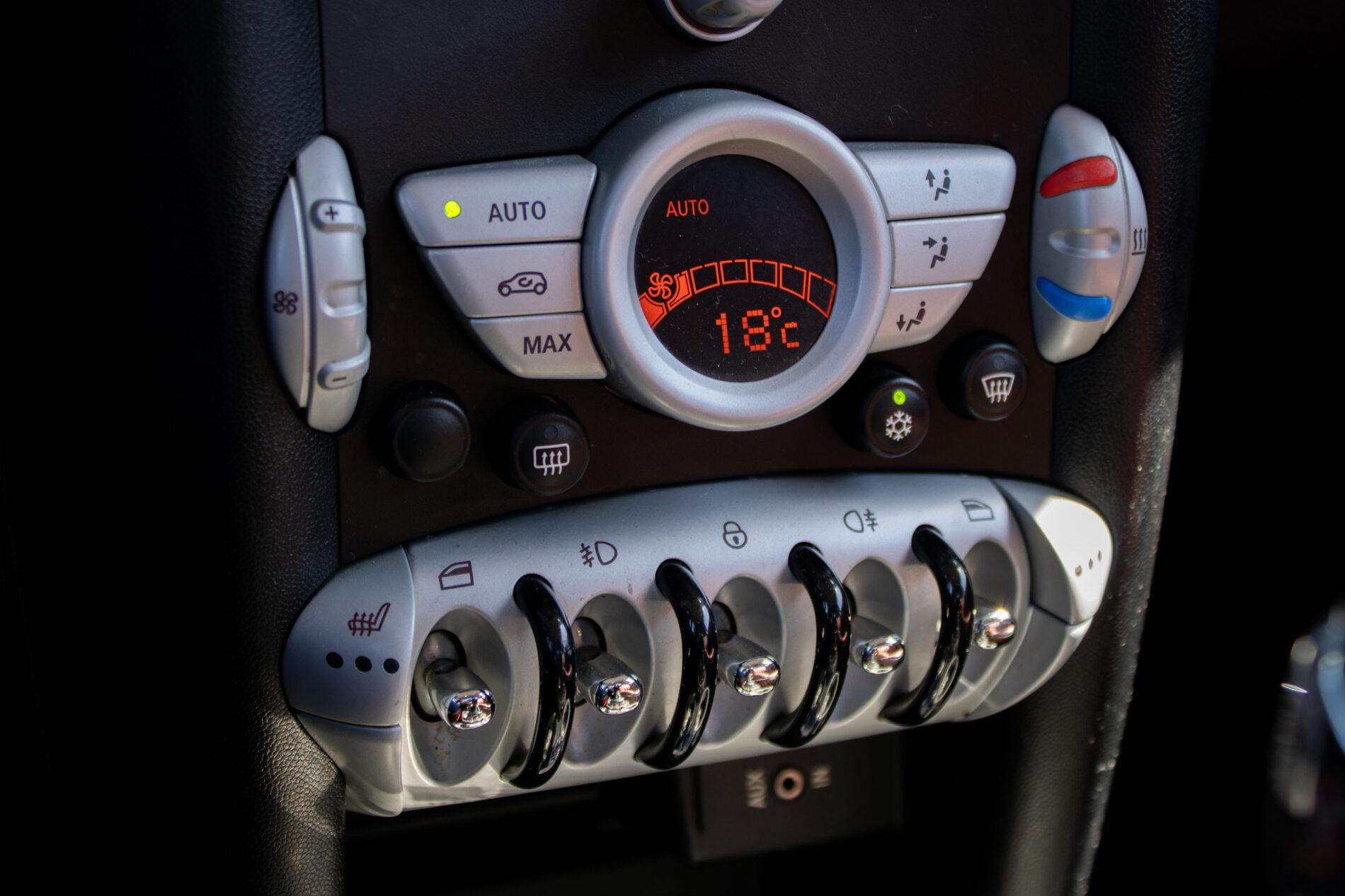2009 MINI Cooper S, bílá hatchback, 158 491 km