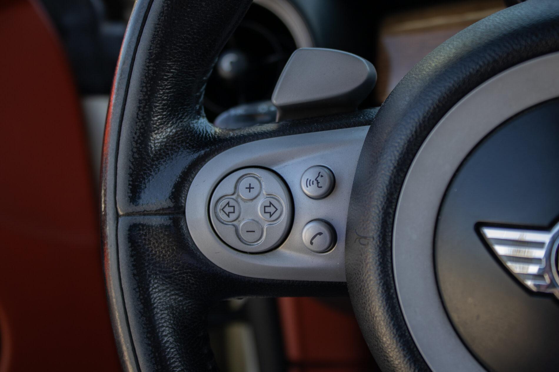 2009 MINI Cooper S, bílá hatchback, 158 491 km